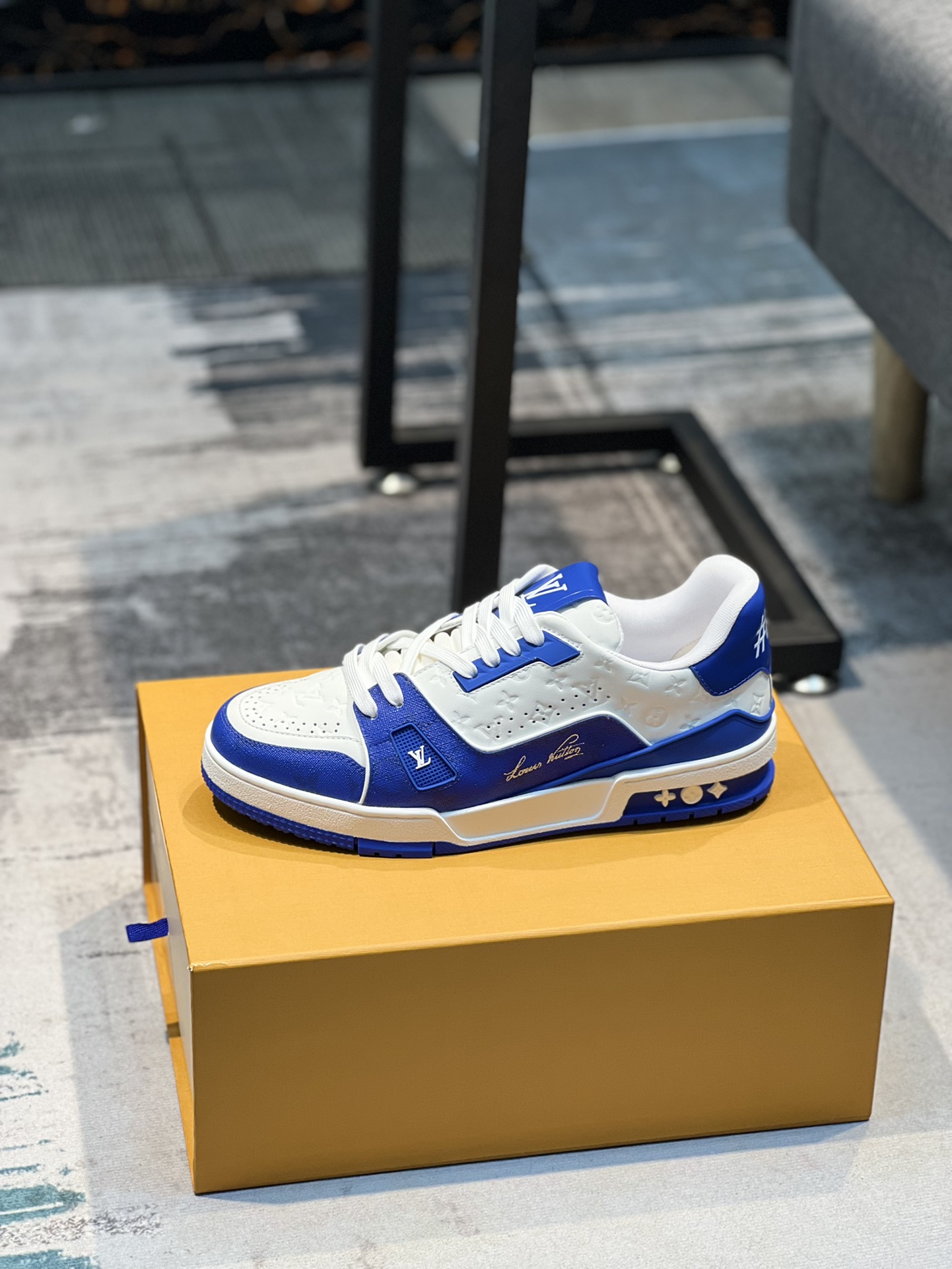 LV-路易-威登 PK市场一切版本 情侣款 走秀 篮球板鞋 代购品质 原版1：1开发复刻上脚非常舒适 做工精细 鞋面由意大利进口小牛皮拼接,侧边饰有品牌LOGO标志及签名,进口了透气网布内里,脚感超舒适.原厂特供原版双色TPU吸模大底.套包工艺 固特异缝合锁边 size：女款35-40  男款39-44标准码38 45 46 4730定做不退