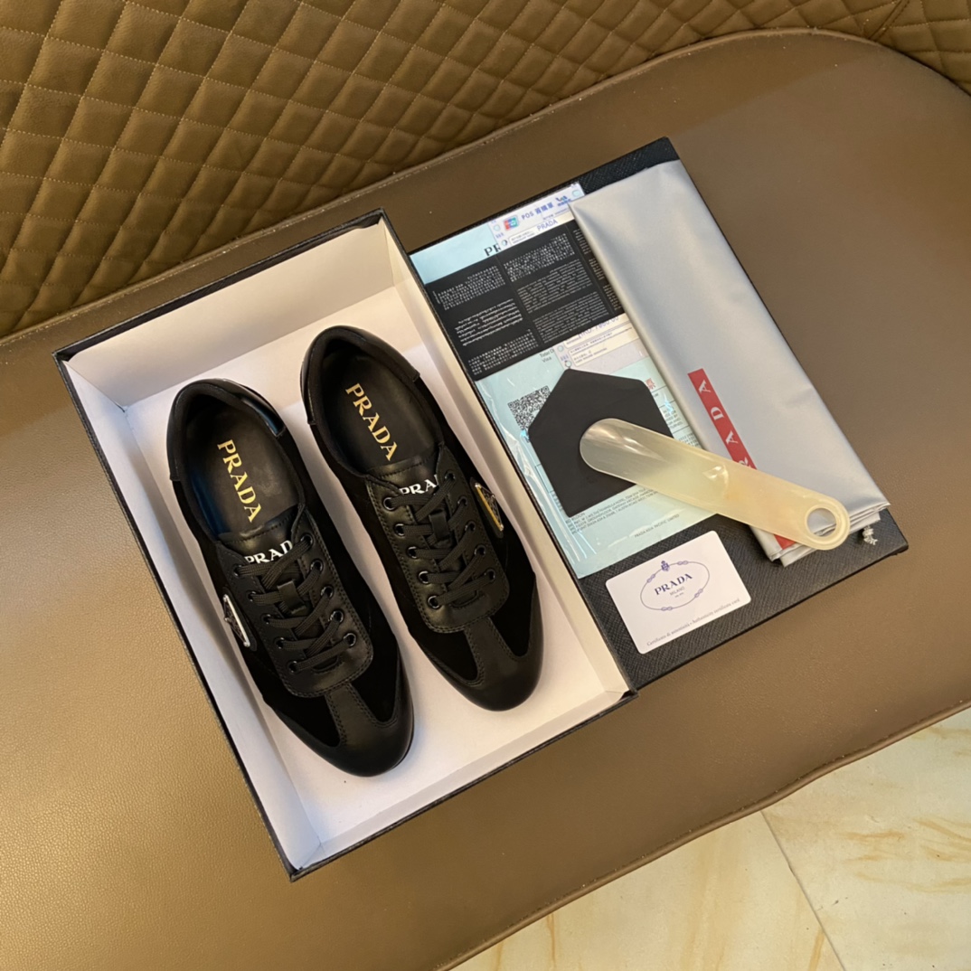 Prada 普拉达 ～独特现代风运动鞋.专柜代购休闲鞋 男士2022专柜同步发售,意大利进口原版品牌精选头柔软牛皮质. 拒绝脱色磨脚鞋底：原厂特供原版底, 超酷 法国懒人风格设计 懒人套脚套脚 原单品质 超舒服原版底 . 适合户外司机驾车完美 ,男鞋码数：38-44 45码可定做 黑色白色 三款 选 长期供实体店补货