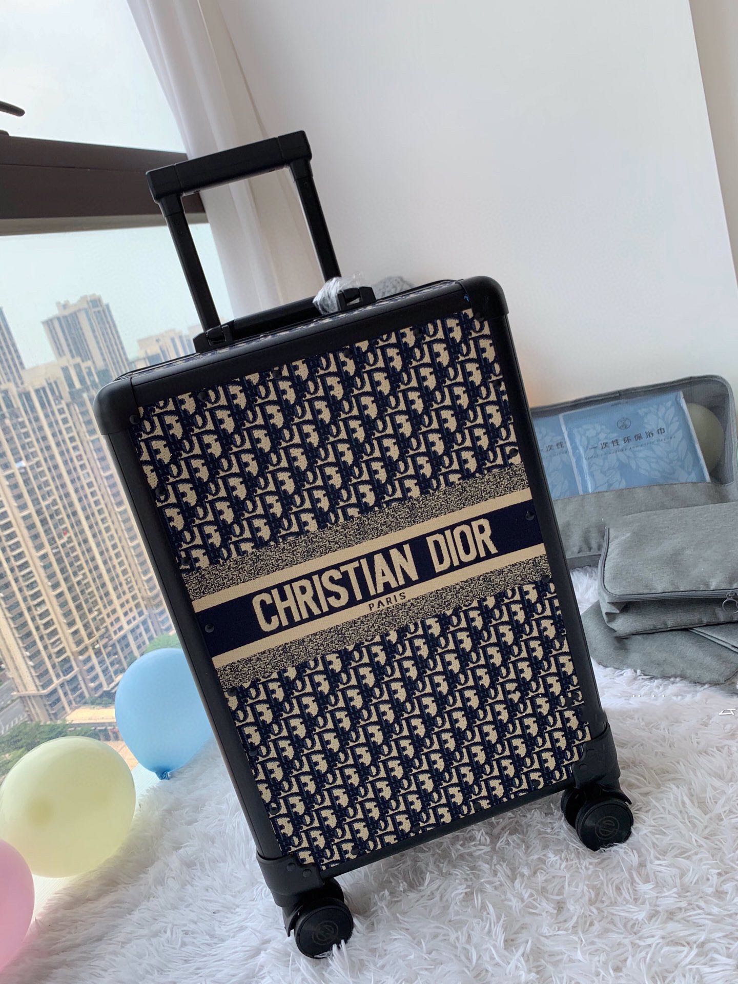 NO:269889,Christian Di0r suitcase/trolley case has another set of fashion new favorites. This retro trolley has its own unique fashion and capable style, and all its strength and appearance are all online!  The iconic oblique retro printed pattern with aluminum frame is stylish and durable. Model 90047 20 inch/boarding case Length, width and height 37*21*57 CM 24 inch/tour box Length, width and height 72.5*45*31 CM,19860909迪.奥 Christian Di0r 行李箱/拉杆箱 又来一组时尚新宠,这种复古形的拉箱有自己独特的一种时尚干练风,实力颜值都在线盘他！标志性的oblique 复古印花图案配铝框,时尚又耐用. 型号90047 20寸/登机箱 长宽高 37*21*57 CM 24寸/拖运箱 长宽高72.5*45*31 CM,,luggage