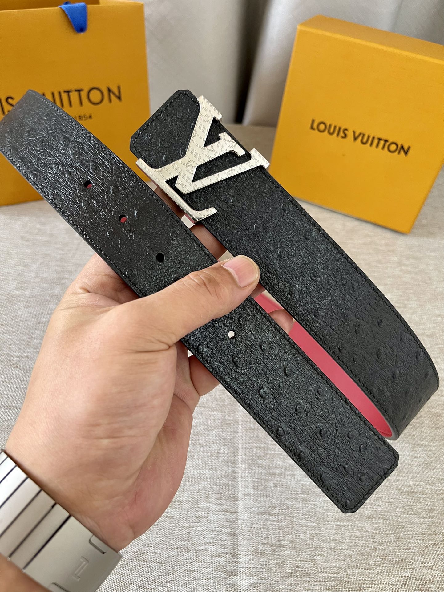 LV牛皮头层鸵鸟纹面结合酒红色小牛皮