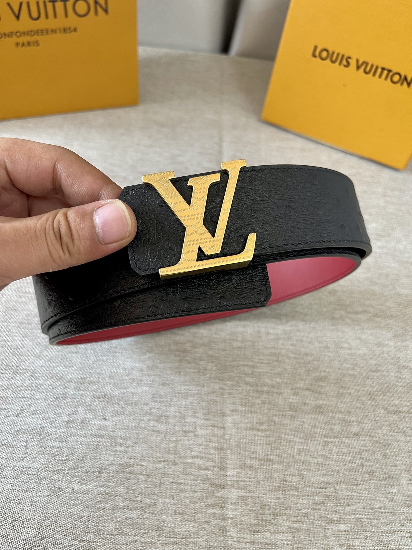 LV牛皮头层鸵鸟纹面结合酒红色小牛皮