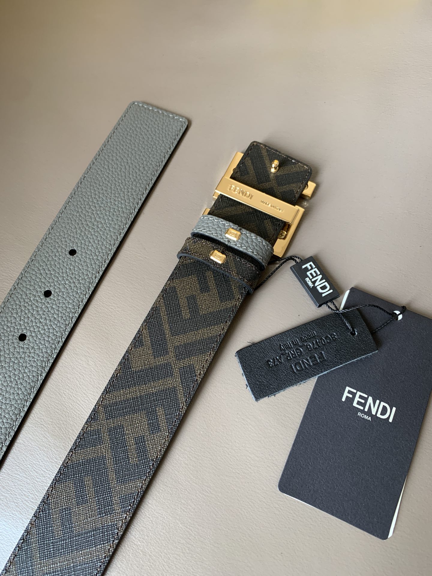 FENDI芬迪专柜新款男士休闲双面用腰带宽4.0cmFF按钉搭扣灰色CuoioRomano牛皮材质反面布