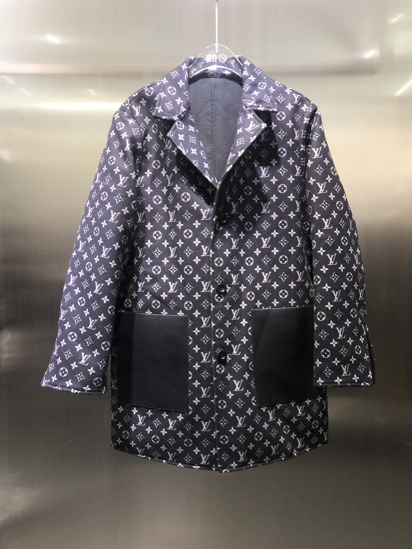 NO:696903,Louis Vuitton/Louis Vuitton's new autumn and winter style lapel jacquard double-sided wool coat. Recommended model of the year. The upper body has its own aura. The color is a very high-end color. The shape is super atmospheric. The tailoring is great. The upper body is full of blogger style. Top-quality wool fabric. Soft and delicate. Thick and warm but not bulky. Same style for men and women. sml,,louis vuitton,louis vuitton,jackets & coats,19860909Louis Vuitton/路易威登 秋冬新款 翻领提花双面羊毛大衣外套 年度推荐款 上身自带气场范颜色是很高级的颜色 版型超级大气 剪裁很棒 上身就是满满的博主范 顶级羊毛呢面料 柔软细腻 厚实保暖但不会笨重 男女同款 sml,,louis vuitton,louis vuitton,jackets & coats,,Women's clothing