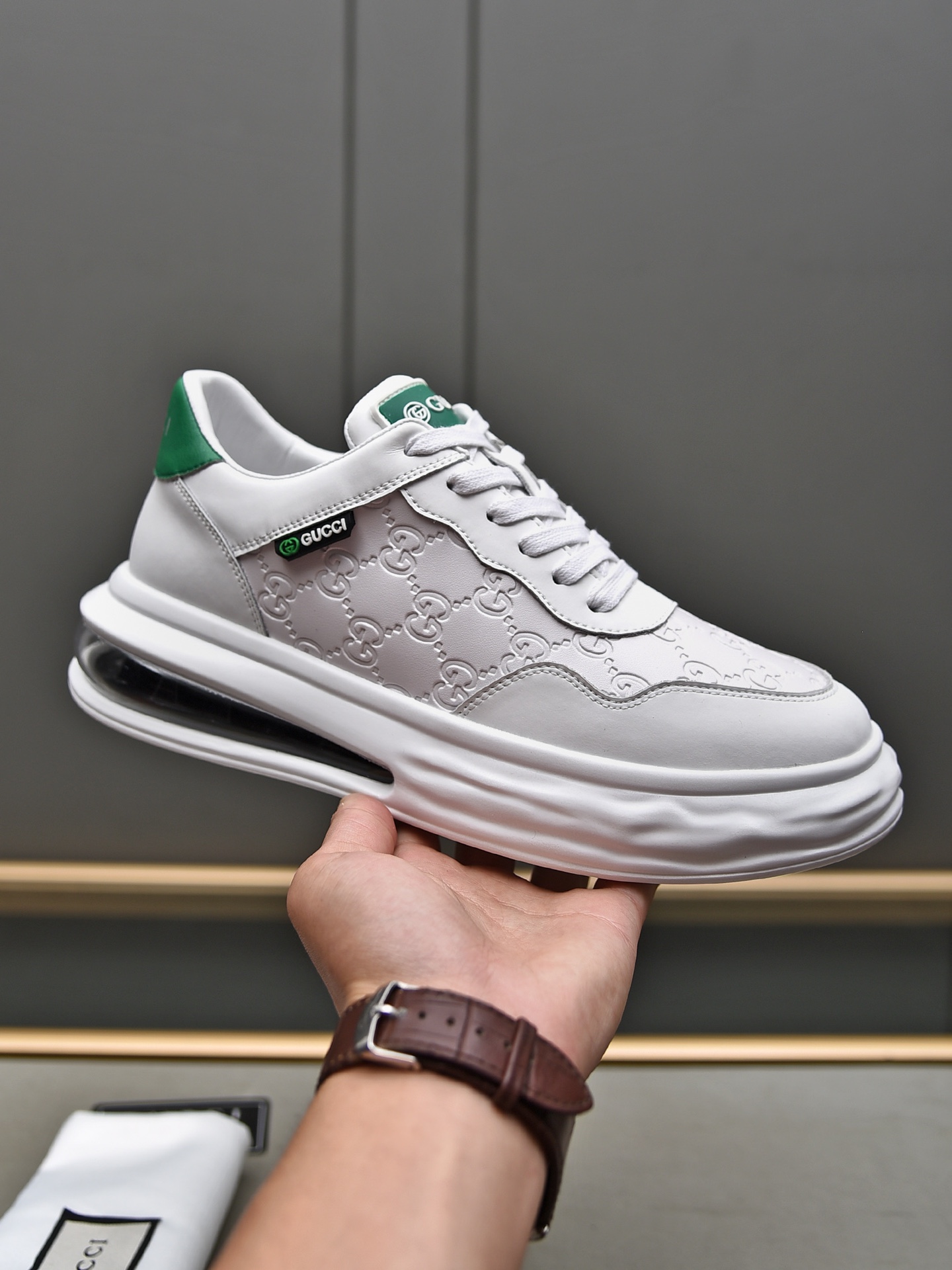 J0 Gucci  古奇 – GUCCI长年不断货顶级时尚潮牌.休闲鞋采用进口超软牛皮超轻发泡气垫底舒适透气羊里完美楦型，大方时尚的设计，吸引了众多消费者的追捧，高端大气上档次要的就是市场最品质 码数 38-44 45 46定做