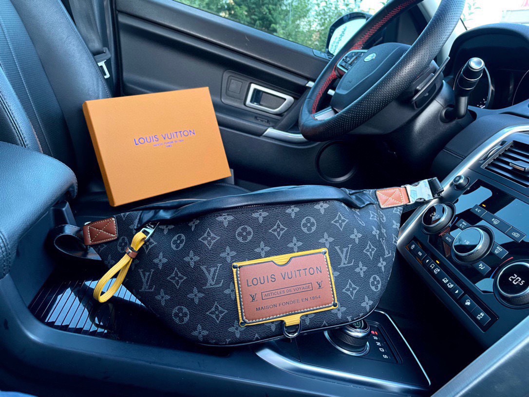 H0 高端货 “Louis Vuitton”胸包M44336 DISCOVERY 腰包 Discovery 腰包属于 Gaston Labels 系列,由 Monogram Eclipse 帆布制成, 饰有压纹皮革贴饰.此限量版款式借鉴路易威登之孙 Gaston-Louis Vuitton 收藏的复古行李标签设计.配有可调节腰带和多个拉链口袋,可安全容纳贵重物品47.0x 20.0x 9.0 cm 背面拉链袋配：礼盒