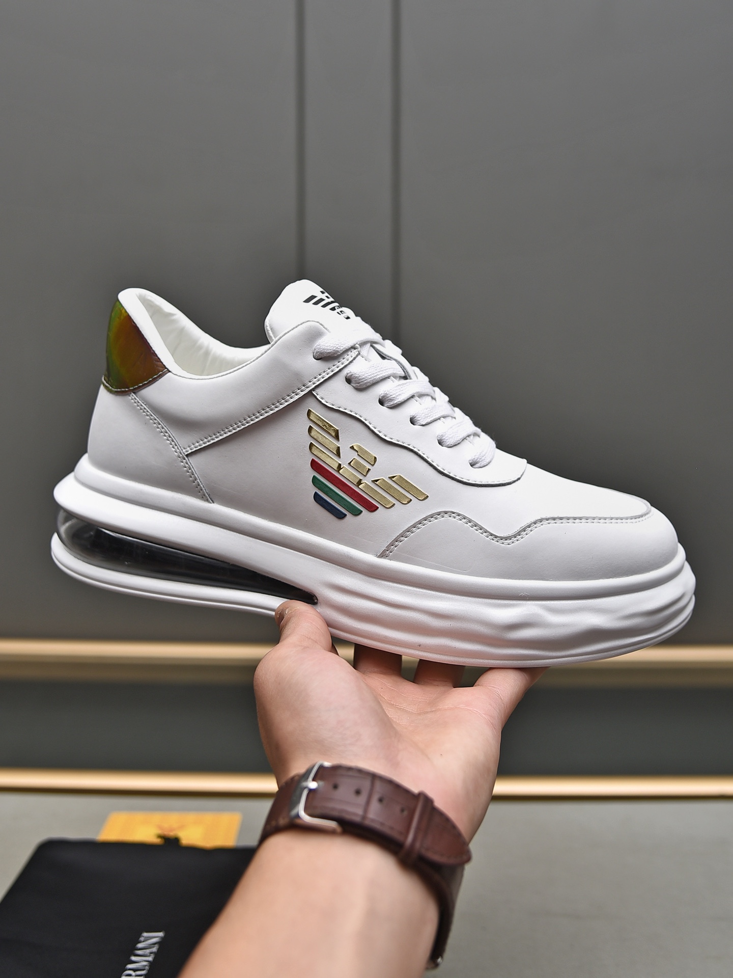 J0  Armani 阿玛尼  顶级时尚潮牌.休闲鞋采用进口超软牛皮超轻发泡气垫底舒适透气羊里完美楦型,大方时尚的设计,吸引了众多消费者的追捧,高端大气上档次要的就是市场最品质 码数：38-44 45 46定做