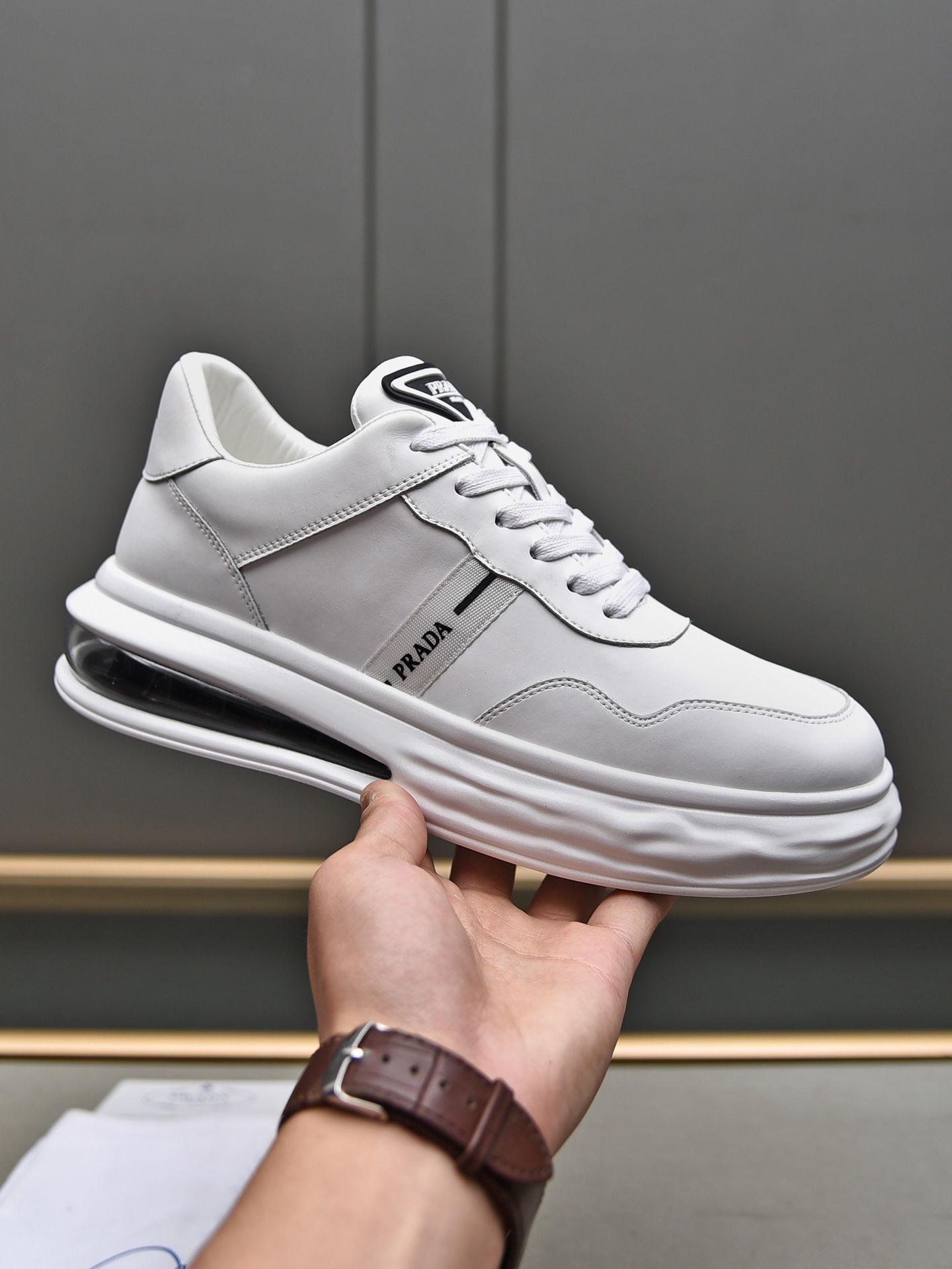 J0 P Prada 普拉达 长年不断货顶级时尚潮牌.休闲鞋采用进口超软牛皮超轻发泡气垫底舒适透气羊里完美楦型,大方时尚的设计,吸引了众多消费者的追捧,高端大气上档次要的就是市场最品质 码数：38-4445 46定做