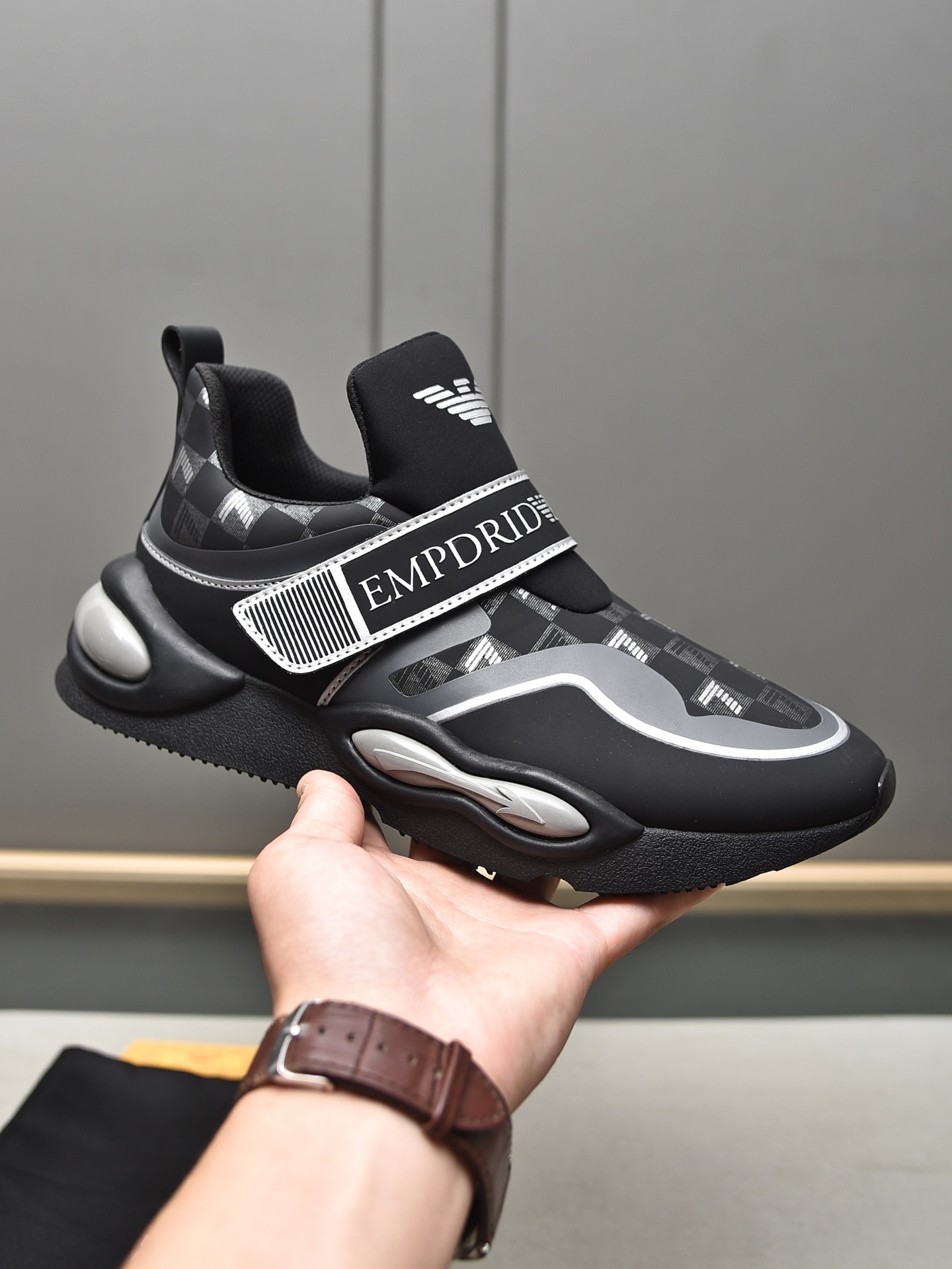 I5  Armani 阿玛尼 鞋面采用进口牛皮订制特殊新潮材质时尚新潮,舒适透气网里,原板橡胶大底与官方的质量相比美.打造时尚个性衬托你的与众不同潮男必备38-44 45定做多色选择.多色哦潮男们还不赶紧行动起来