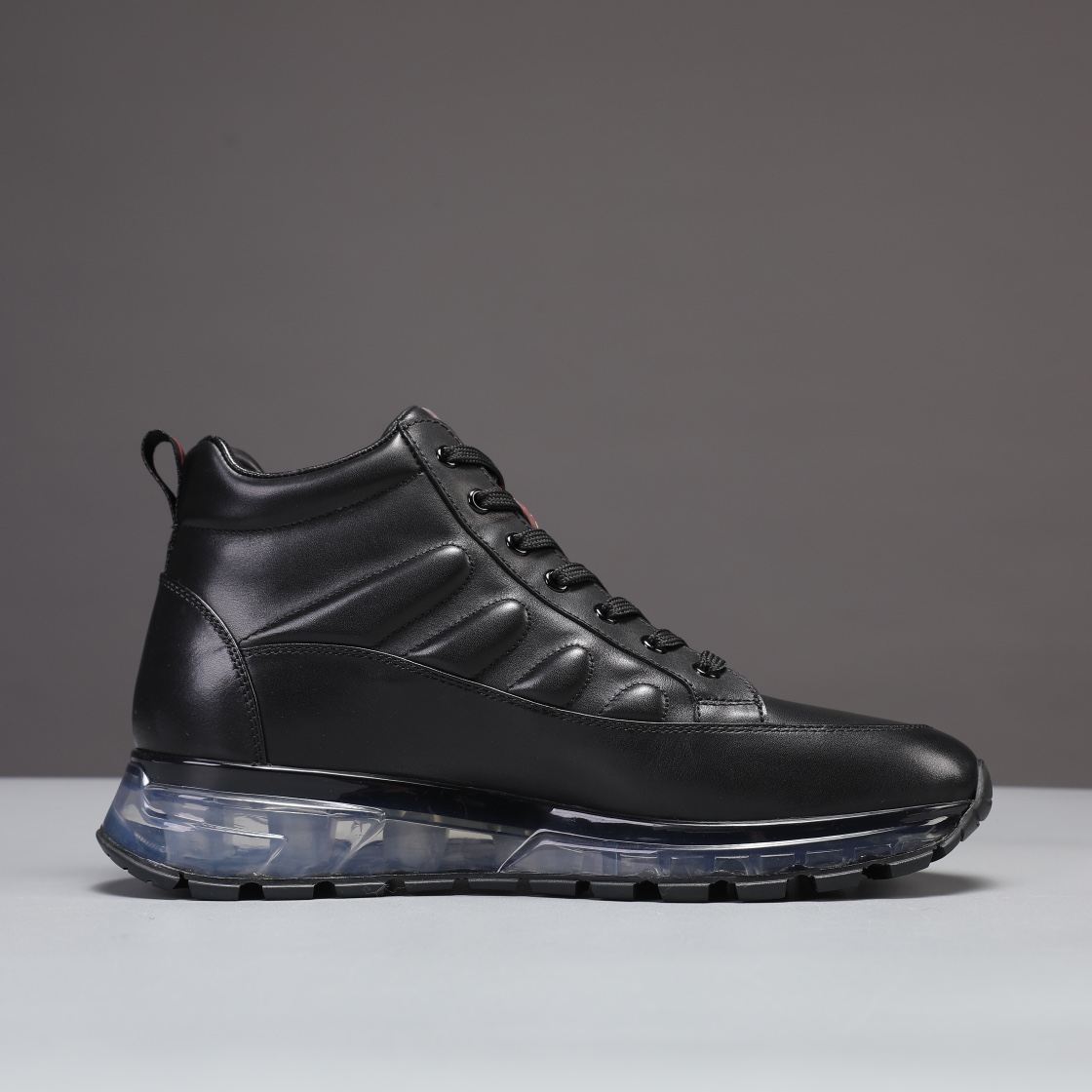 NO:555359,(Pili) (Maoli) P's Chelsea men's shoes, super A-grade goods. This Chelsea shoe is equipped with a thick outsole. The minimalist design exudes a modern and charming charm. The imported leather surface has good texture and the leather lining is easy to wear!  Code number 39-44,19860909（皮里）（毛里） P家 切尔西男鞋,超A货 这款切尔西鞋 配有厚大底,极简主义设计散发充满现代感的迷人魅力.进口皮面,质感好,皮内里 方便穿着 ！ 码数39-44,,Men's shoes