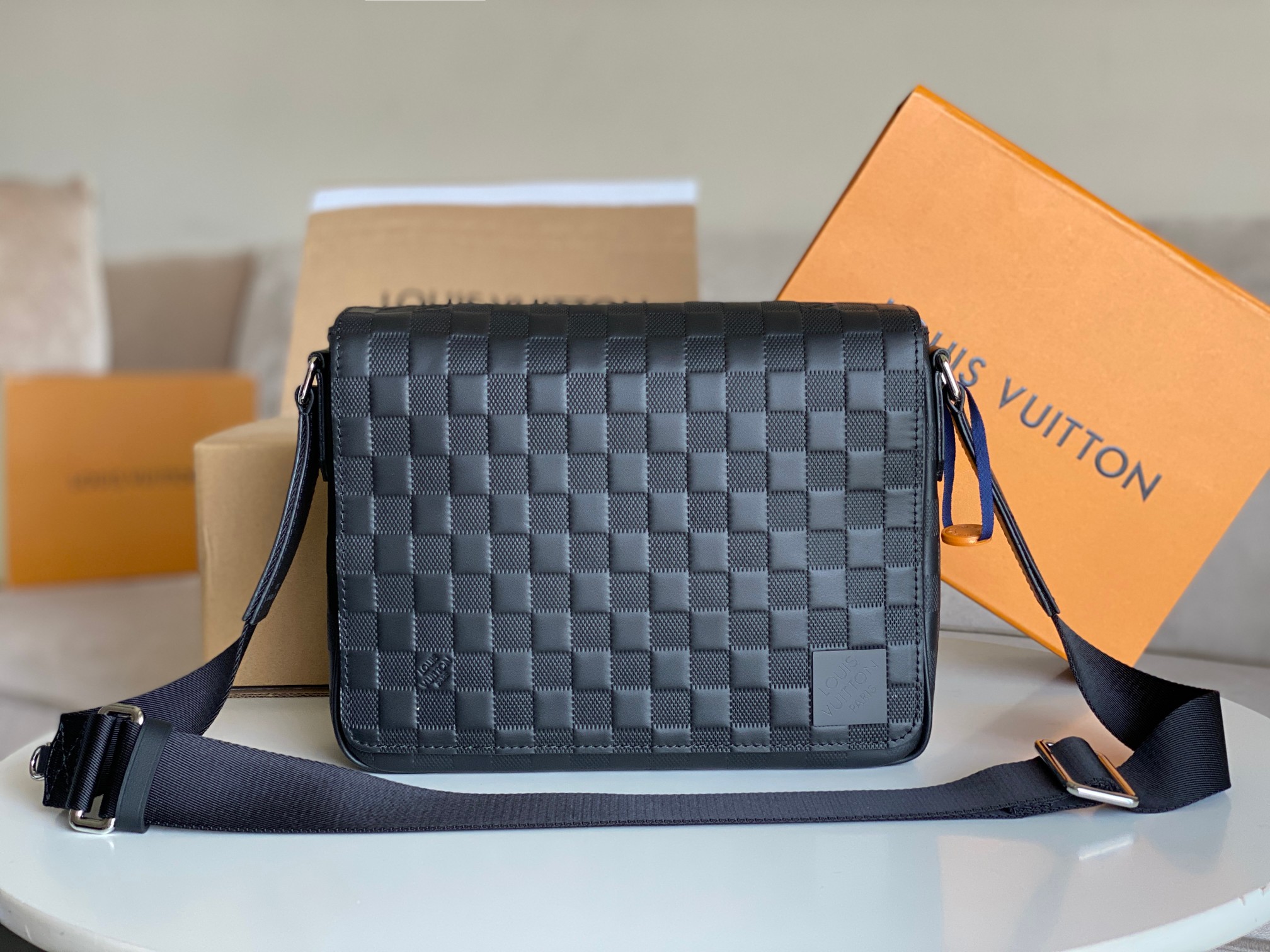 NO:213161,The original single quality version is perfect for the development details [DISTRICT Small Postman Bag] N42711 g color (chessboard) This District Small Postman Bag is made of Damier Infini coated canvas, paired with magnetic buckle closure and zippered rear pocket, enriching daily travel in a classic style. The adjustable shoulder strap is marked with Louis Vuitton logo. Size 26 x 20 x 7 cm, LV [top original list], louis vuitton, louis vuitton19860909原单品质对版开发细节完美【DISTRICT 小号邮差包】N42711 克色（棋盘格） 本款 District 小号邮差包取材 Damier Infini 涂层帆布,搭配磁扣开合和拉链后袋,以经典格调丰富日常出行.可调节肩带标注路易威登标识. 尺寸26 x 20 x 7 厘米,LV【顶级原单】,louis vuitton,louis vuitton,Bag