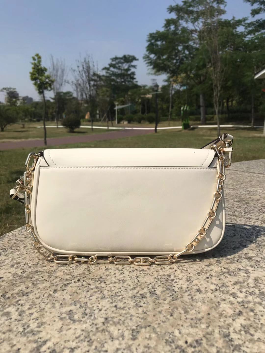Michael Kors Mk2022年新款腋下包