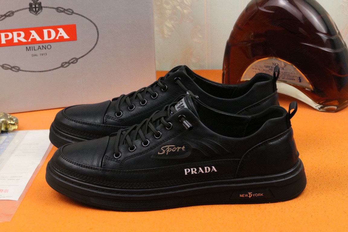 I5 高品质Prada 普拉达 上市著名奢侈品牌,专柜同步更新,意大利男鞋时尚杂志季刊封面主推款鞋面采用意大利进口头层牛皮,猪皮内里.原版防滑橡胶大底,上脚舒适有型. 细节无可挑剔.码数38-43