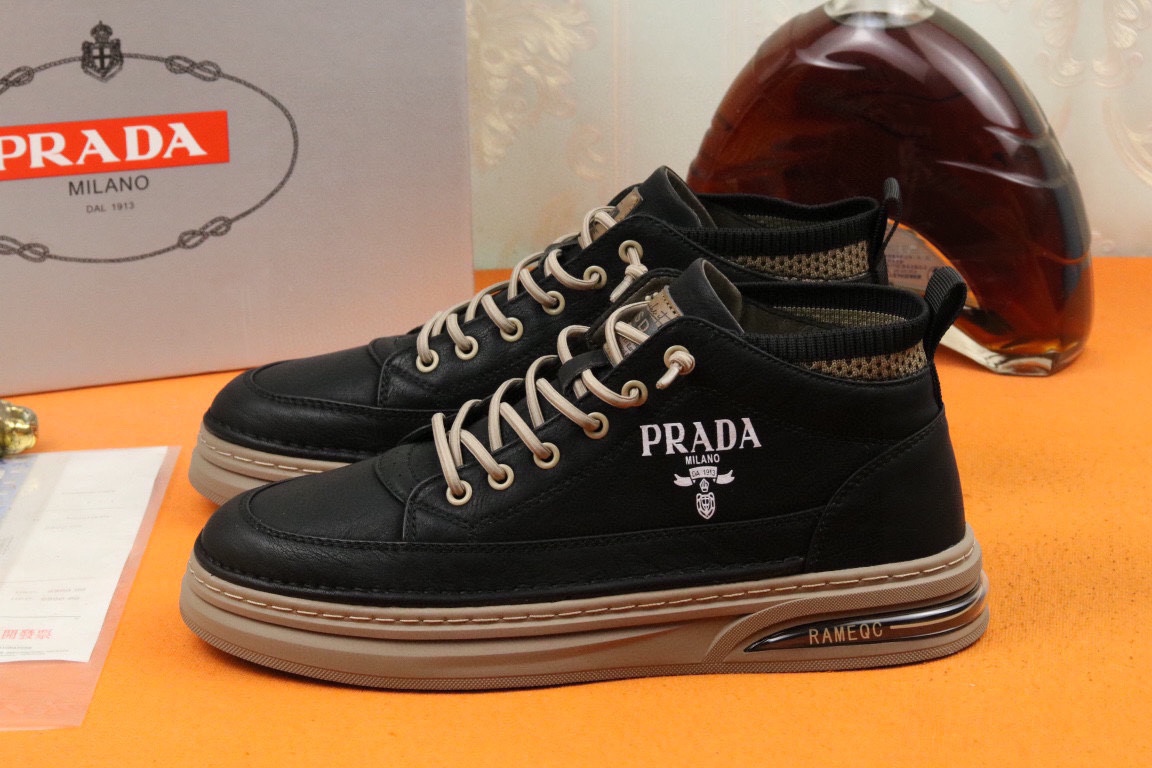 I5 高品质Prada 普拉达 上市著名奢侈品牌,专柜同步更新,意大利男鞋时尚杂志季刊封面主推款鞋面采用意大利进口头层牛皮制作,羊皮内里.原版防滑橡胶大底,上脚舒适有型. 细节无可挑剔.码数38-43