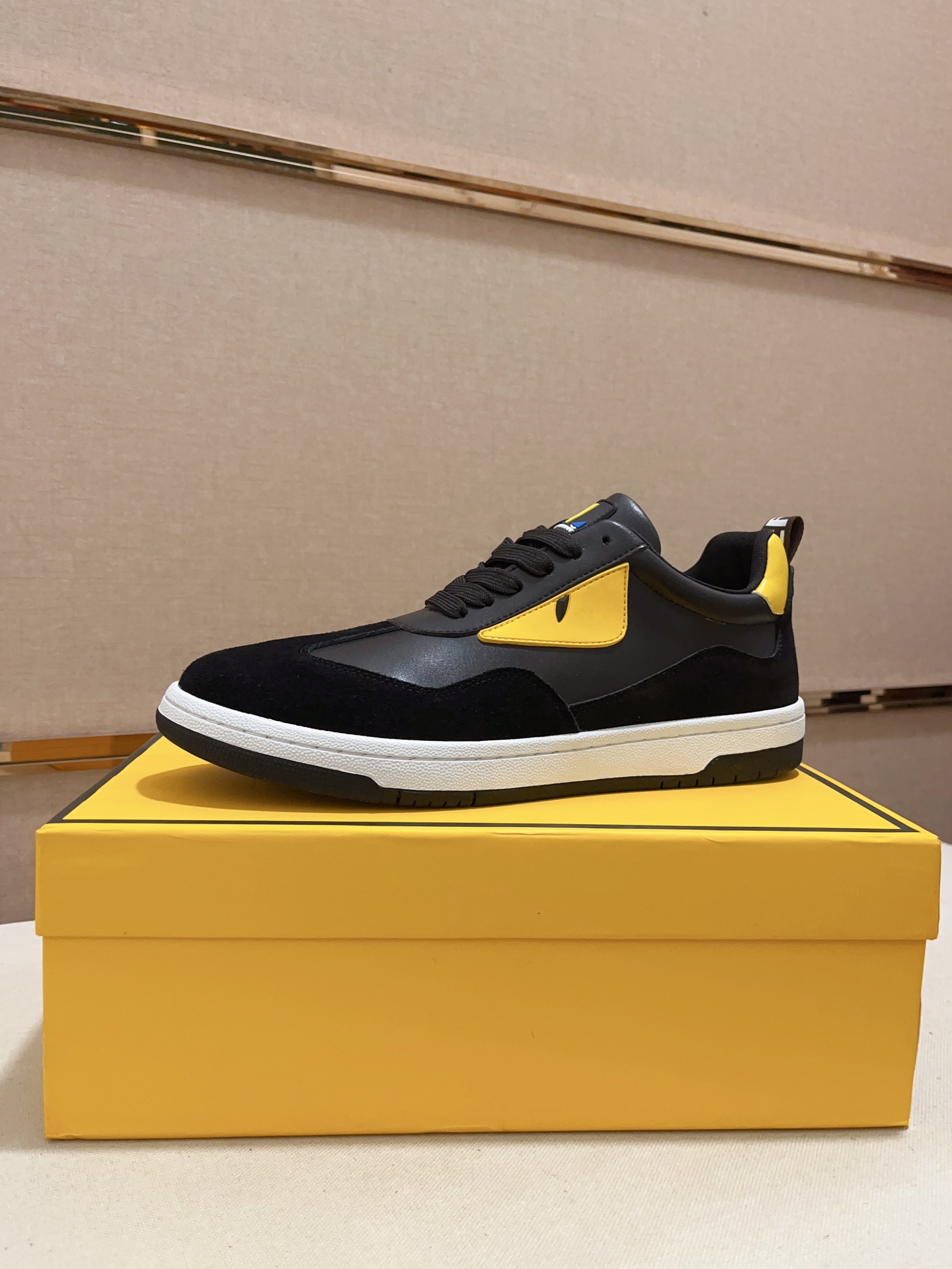 I0 Fendi 芬迪  男士最休闲鞋 原版一比一复刻.全进口官网一比一面料.内里采用头层顶级羊皮,原版原厂特供橡胶大底.引领时尚新概念.配码：38-4445定做不退换