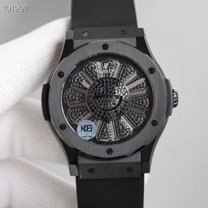 NO:714894,Produced by HB 1500 HB Factory Hublot Hublot exclusive first launch of the Sunflower Classic Fusion Series Murakami Takashi watch 507.CX.9000.RX.TAK21 Limited Collection HB1 case satin and polished black diameter: 45 mm, thickness 13.45 mm waterproof depth 50 meters case back satin black ceramic case back with sapphire mirror bezel satin and polished black ceramic dial black lacquer dial rotating decoration  12 black-plated petals, set with 456 black diamonds. Movement MHUB1214 UNICO. Complex function self-winding movement, smoke gray ruthenium metal plywood and bridges, smoke gray coated balance wheel, tungsten metal balance wheel, surface modification micro bead blasting and satin finish, escapement Swiss silicon lever, escapement, number of components 256, number of gems 30, vibration frequency 4 Hz (28,800 times per hour), power reserve  72 hours Bracelet & buckle Black lined rubber strap, black plated stainless steel, folding clasp Price, 300 CNY, luxury and exquisite recommended men’s mechanical watch SJ carefully creates ultra-realistic pictures for you to shoot and give as gifts. For the best luxury recommendations, please look for the exclusive quality of HB.19860909HB 出品 1500 HB Factory 恒宝 宇博 独家首发太阳花经典融合系列村上隆腕表 507.CX.9000.RX.TAK21 限量典藏枚HB1 表壳缎面及抛光黑色 直径:45毫米,厚度13.45毫米 防水深度50米 表背缎面黑色陶瓷表背 搭配蓝宝石镜面 表圈缎面及抛光黑色陶瓷 表盘黑色漆面表盘 旋转装饰 12片镀黑花瓣 镶嵌456颗黑色钻石 机芯MHUB1214 UNICO 复杂功能自动上链机芯,烟灰色钌金属夹板和表桥,烟灰色涂层摆轮,钨金属摆轮,表面润饰微珠喷砂和缎面工艺,擒纵机构瑞士硅质杠杆式,擒纵机构,组件数量256,宝石数量30,振频4赫兹（每小时28,800次）,动力储存 72小时 表链&表扣黑色带衬里橡胶表带,镀黑精钢,折叠式表扣 定价,300 CNY,奢华精致推荐男士机械腕表 SJ为你精心打造超真实实物图拍摄送礼最佳奢华推荐请认准HB独家品质,,Watch
