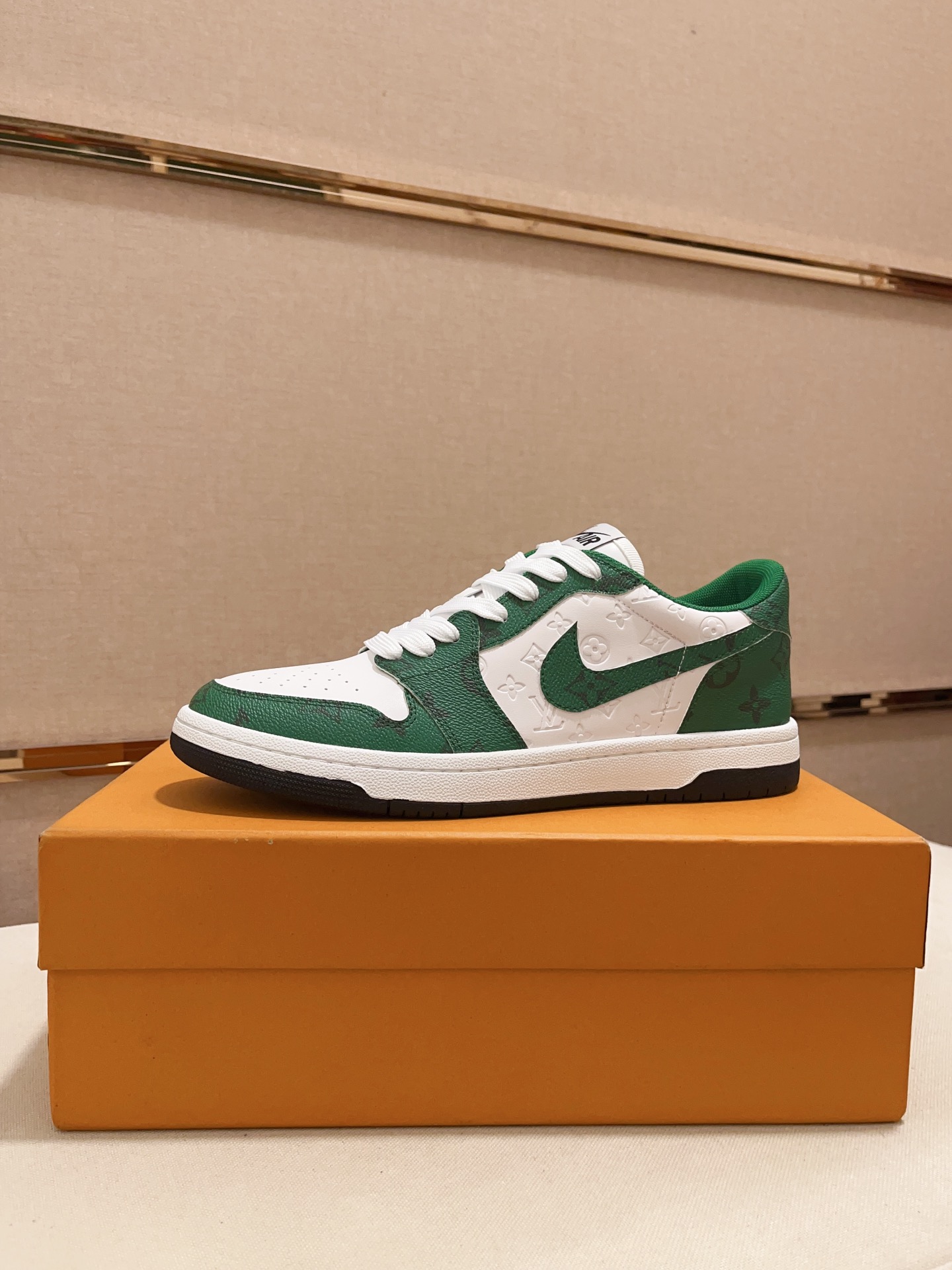 I5 Louis Vuitton路易威登/LV专柜同步发售,鞋面意大利进口牛仔布压花工艺材料,全进口透气弹力舒适内里,完全1比1复刻,鞋底：原厂特供原版底,独家活动成型底超级舒适,原厂跟单货,高品质,可随意进出专柜,欢迎对比.码数:38-44.可定做45