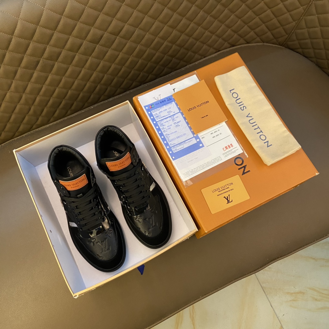 J0 LOUIS VUITTON路易威登时尚经典款 顶级代购,采用进口顶级小牛皮,内里羊皮 .法国原版货 ,.原单品质 LV是香港专柜爆款 鞋面更是原版打造 经典logo拼接特显出高端 时尚潮男必备 适合户外司机驾车出行 优质做工 ,物美价廉,柔软耐穿 原版橡胶大底 防滑耐磨 ,超爱.男鞋码数：38-44 45可定做 黑色 白色 选