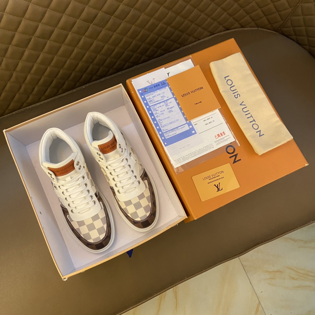 J0 LOUIS VUITTON路易威登时尚经典款 顶级代购,采用进口顶级小牛皮,内里羊皮 .法国原版货 ,.原单品质 LV是香港专柜爆款 鞋面更是原版打造 经典logo拼接特显出高端 时尚潮男必备 适合户外司机驾车出行 优质做工 ,物美价廉,柔软耐穿 原版橡胶大底 防滑耐磨 ,超爱.男鞋码数：38-44 45可定做 白色 选
