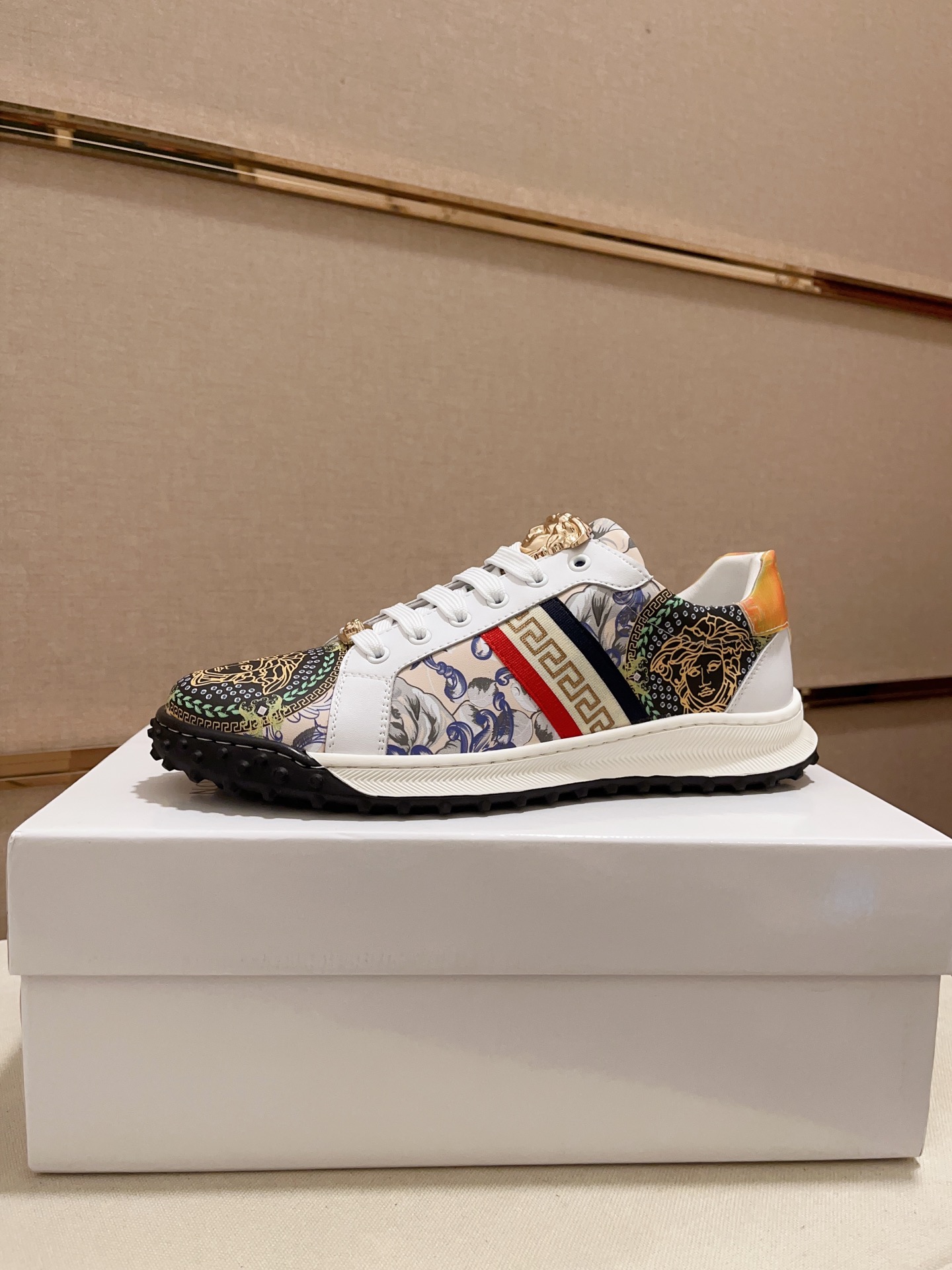 I0 Versace 范思哲  鞋面进口牛皮内里进口羊皮内里 .原版大底开模,每一位男士的身份衬托,上脚大气稳重高端定制专柜原版复刻不管风吹雨打鞋楦不变,经得起时间的验证, 码数：38-44可订做45不退换