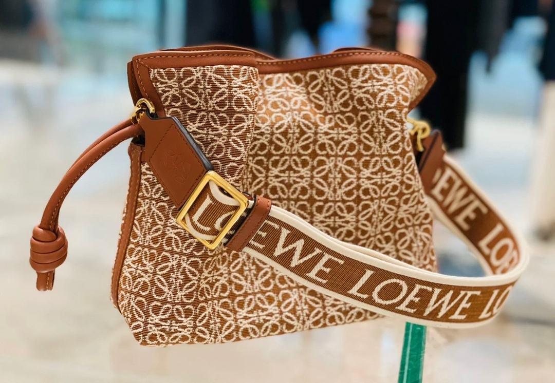 NO:659150,Anagram jacquard double-sided embroidered shoulder strap in stock new product (brown with brown), donut embroidered shoulder strap (purchased separately)19860909Anagram 提花双面刺绣肩带 现货 新品（棕配棕）,甜甜圈 刺绣肩带（单独购买）,Bag