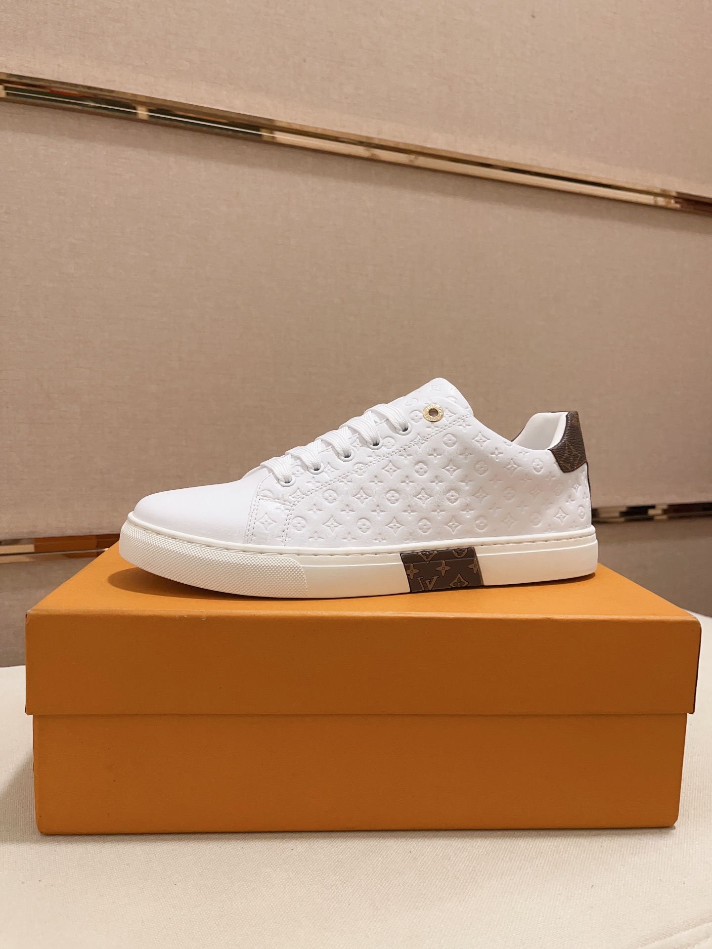 I0 Louis Vuitton路易威登/LV专柜同步发售,鞋面意大利进口头层牛皮,全进口羊皮内里,完全1比1复刻,鞋底：原厂特供原版底,独家活动成型底超级舒适,原厂跟单货,高品质,可随意进出专柜,欢迎对比.码数:38-44可订做45不退换