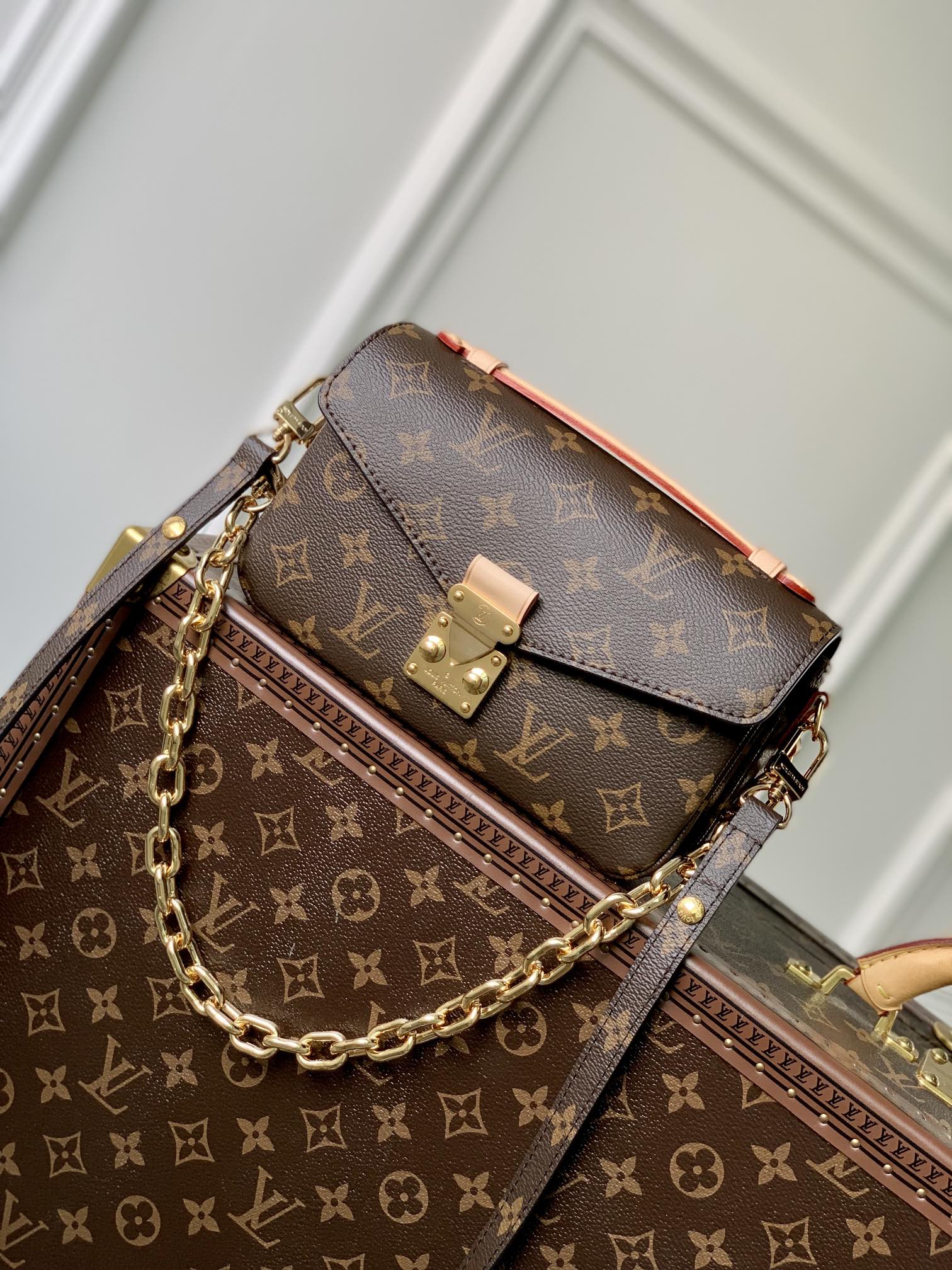 Louis Vuitton mirror quality
 Handbags Messenger Bags Polishing Monogram Canvas Fashion M46279