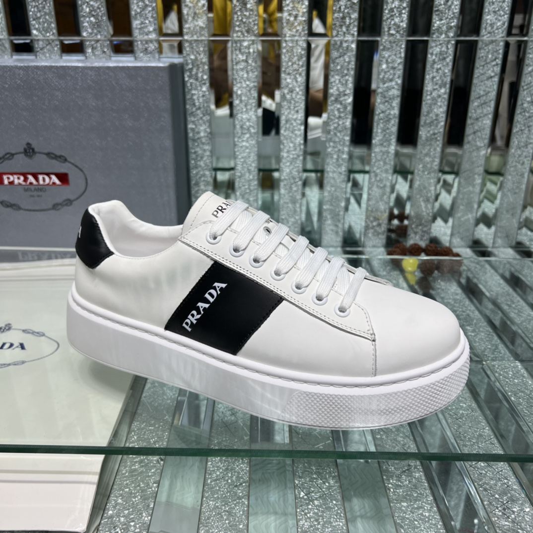 J0 Prada 普拉达 ；顶级代购男士最新专柜同步发售品牌注塑标识;凸显高端·贵气·档次做工考究,鞋底：原厂特供原版底,独家双层活动成型底超级舒适,实物拍摄实物更赞「高品质·跟单货」可随意进出专柜,码数38-45欢迎砸单