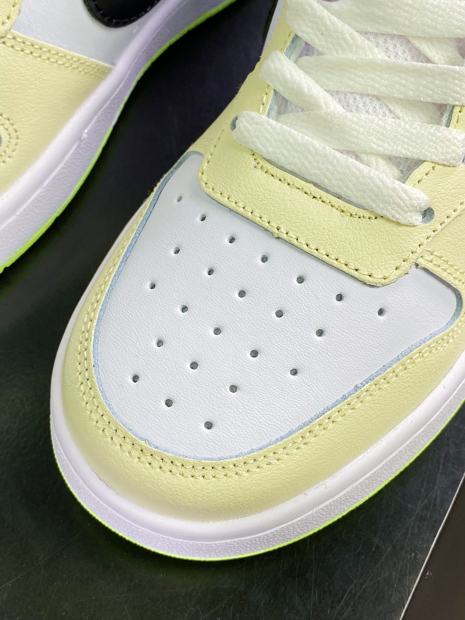 200  Court Borough Low 2”Milk/Racer Blue/Volt”学院系列FB1394-101