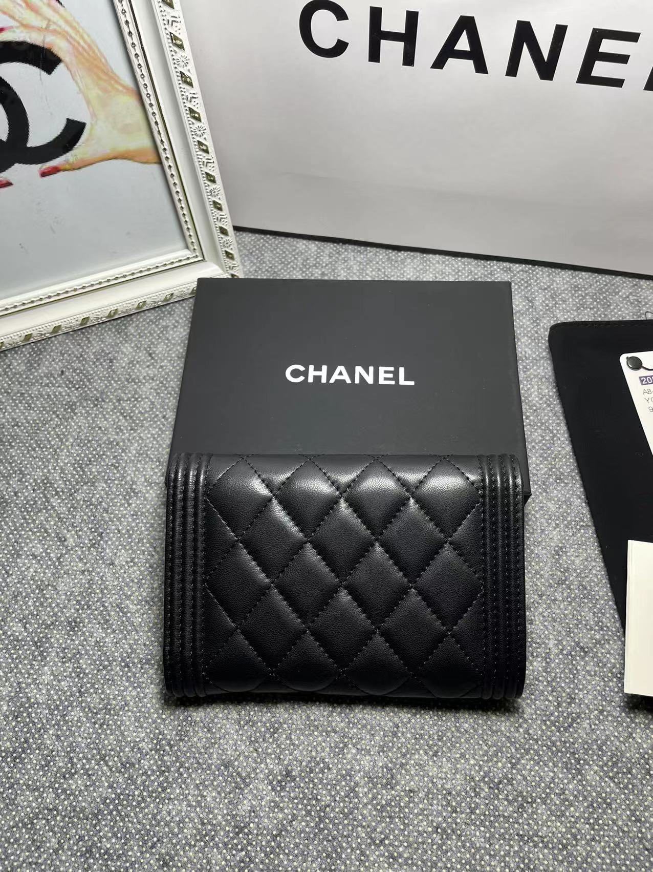.   CHANEL。 leboy中号三折钱包💦款号A84302
小羊皮配复古五金,菱格纹路.原单品质!