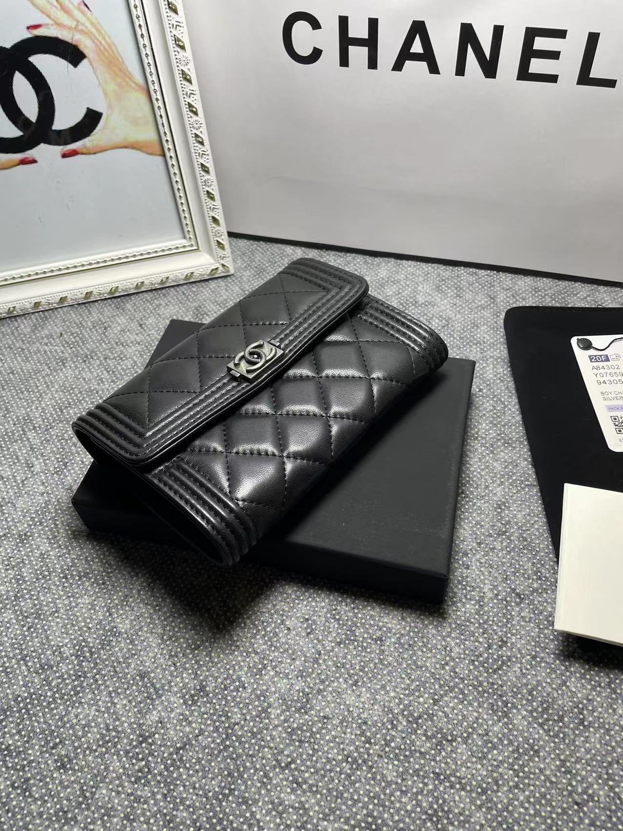 .   CHANEL。 leboy中号三折钱包💦款号A84302
小羊皮配复古五金,菱格纹路.原单品质!