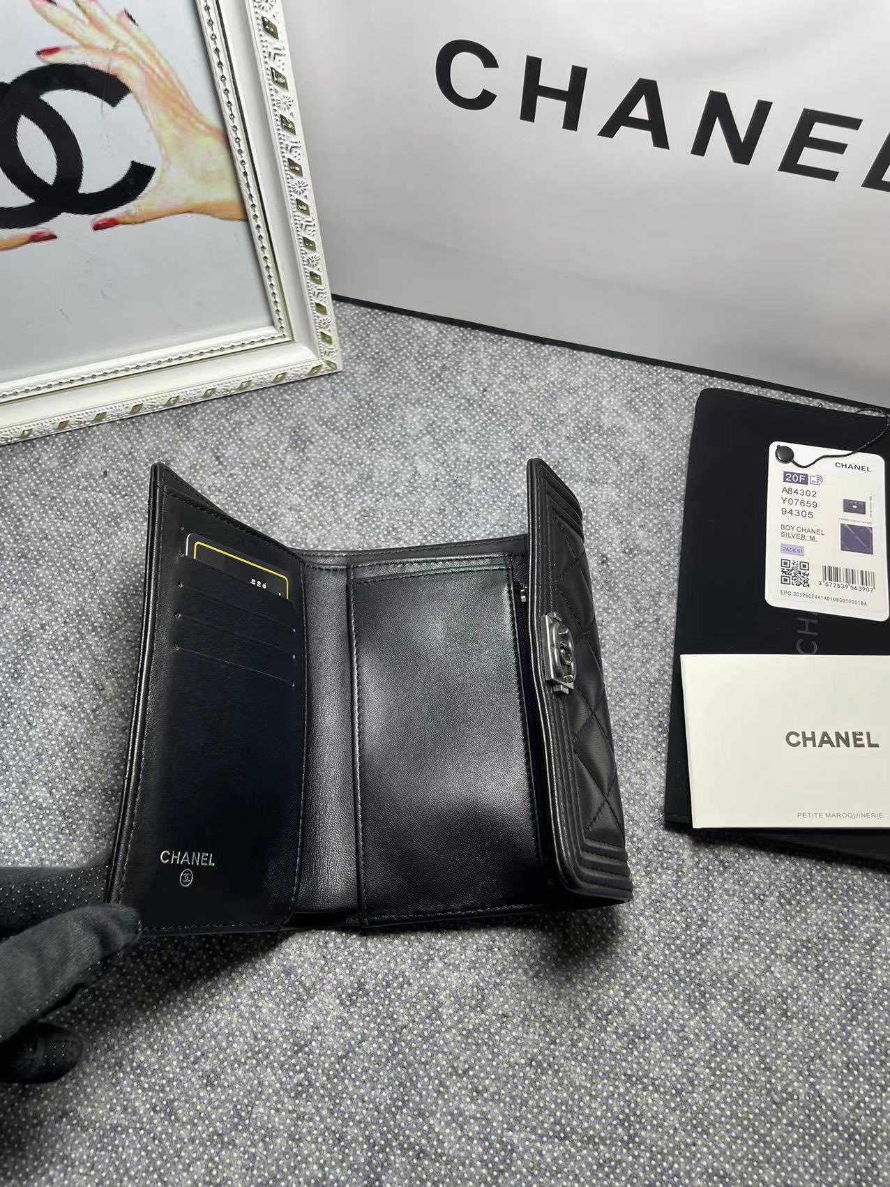 .   CHANEL。 leboy中号三折钱包💦款号A84302
小羊皮配复古五金,菱格纹路.原单品质!