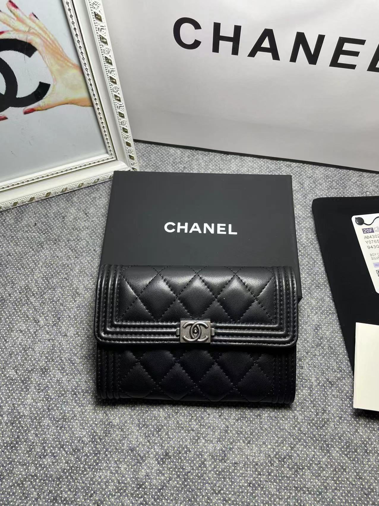 .   CHANEL。 leboy中号三折钱包💦款号A84302
小羊皮配复古五金,菱格纹路.原单品质!