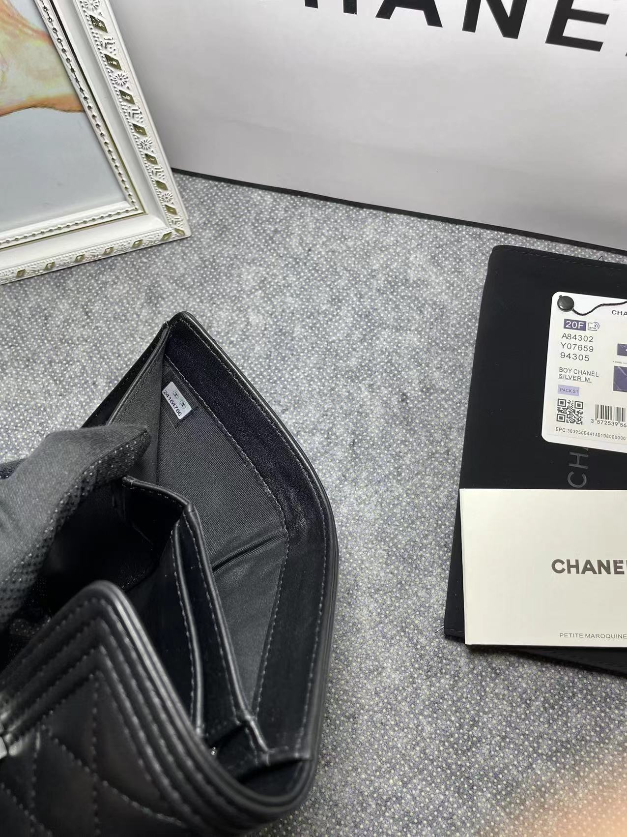 .   CHANEL。 leboy中号三折钱包💦款号A84302
小羊皮配复古五金,菱格纹路.原单品质!