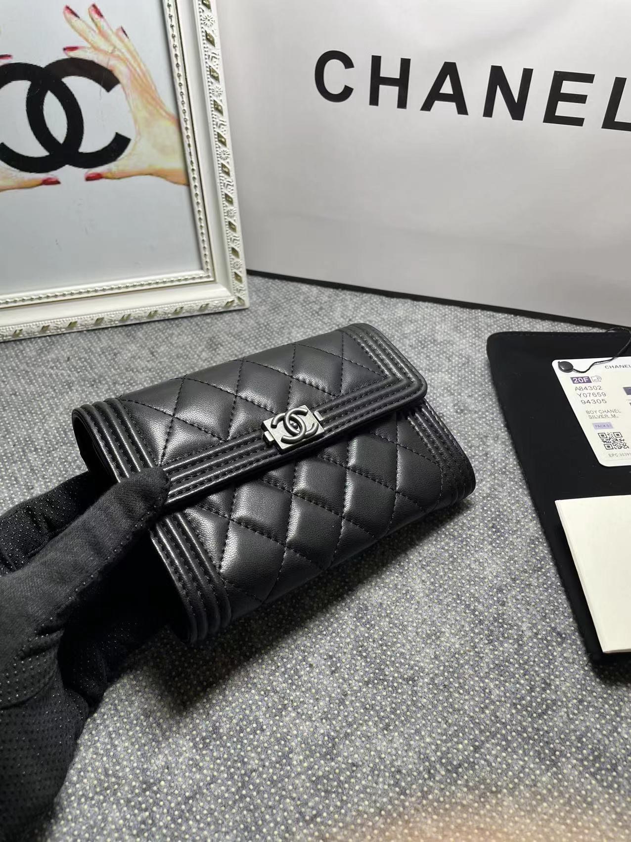 .   CHANEL。 leboy中号三折钱包💦款号A84302
小羊皮配复古五金,菱格纹路.原单品质!