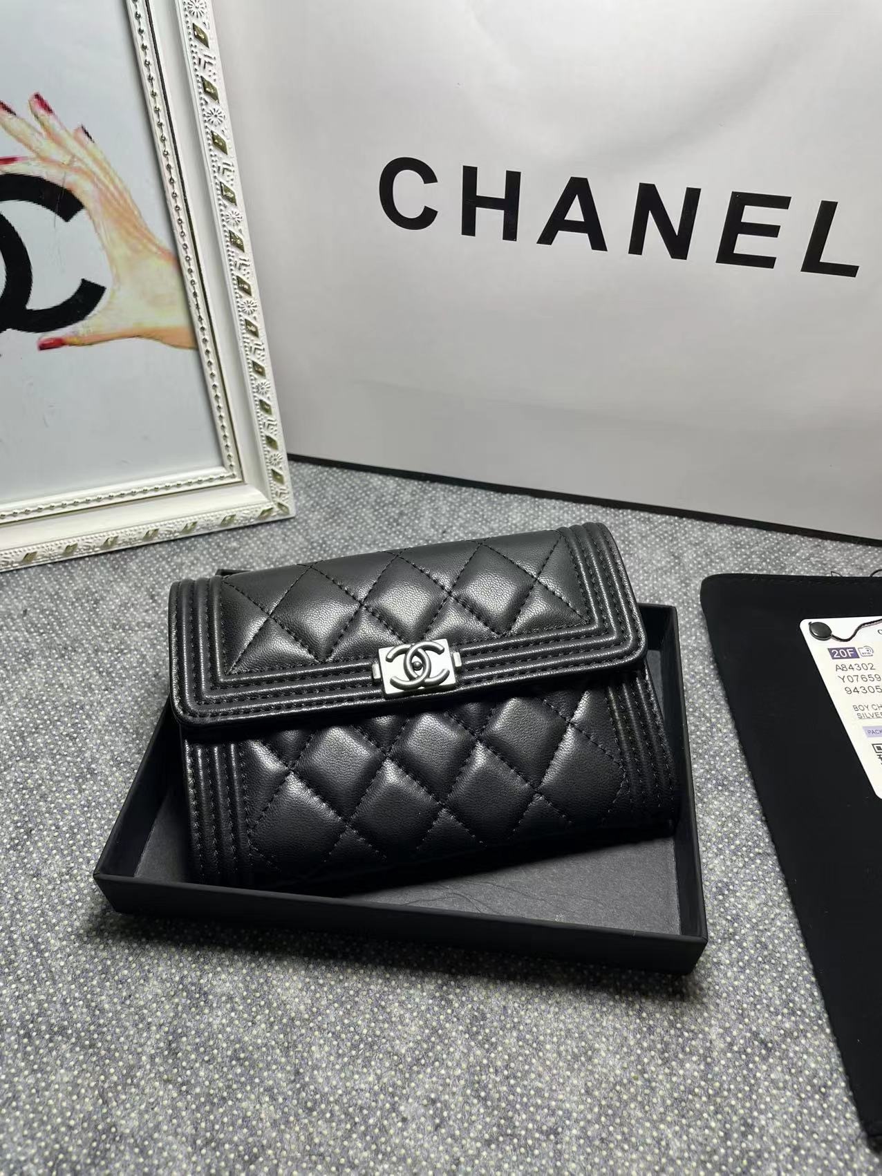 .   CHANEL。 leboy中号三折钱包💦款号A84302
小羊皮配复古五金,菱格纹路.原单品质!