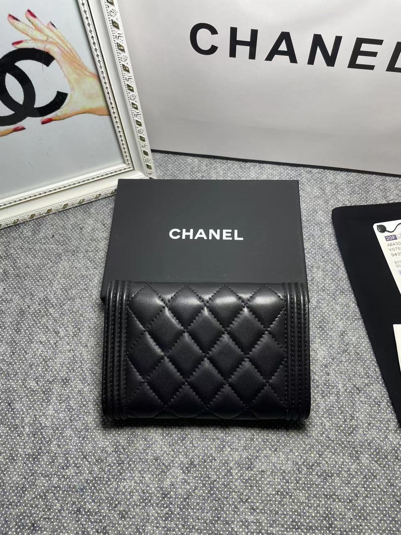 .   CHANEL。 leboy中号三折钱包💦款号A84302
小羊皮配复古五金,菱格纹路.原单品质!