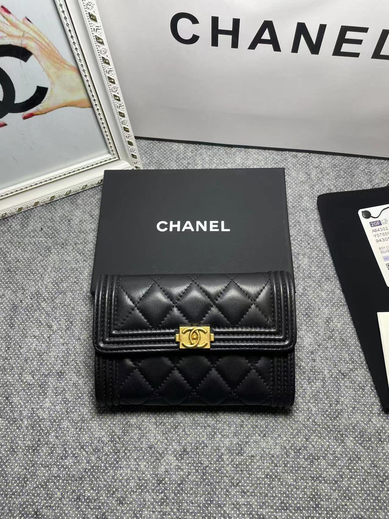 .   CHANEL。 leboy中号三折钱包💦款号A84302
小羊皮配复古五金,菱格纹路.原单品质!