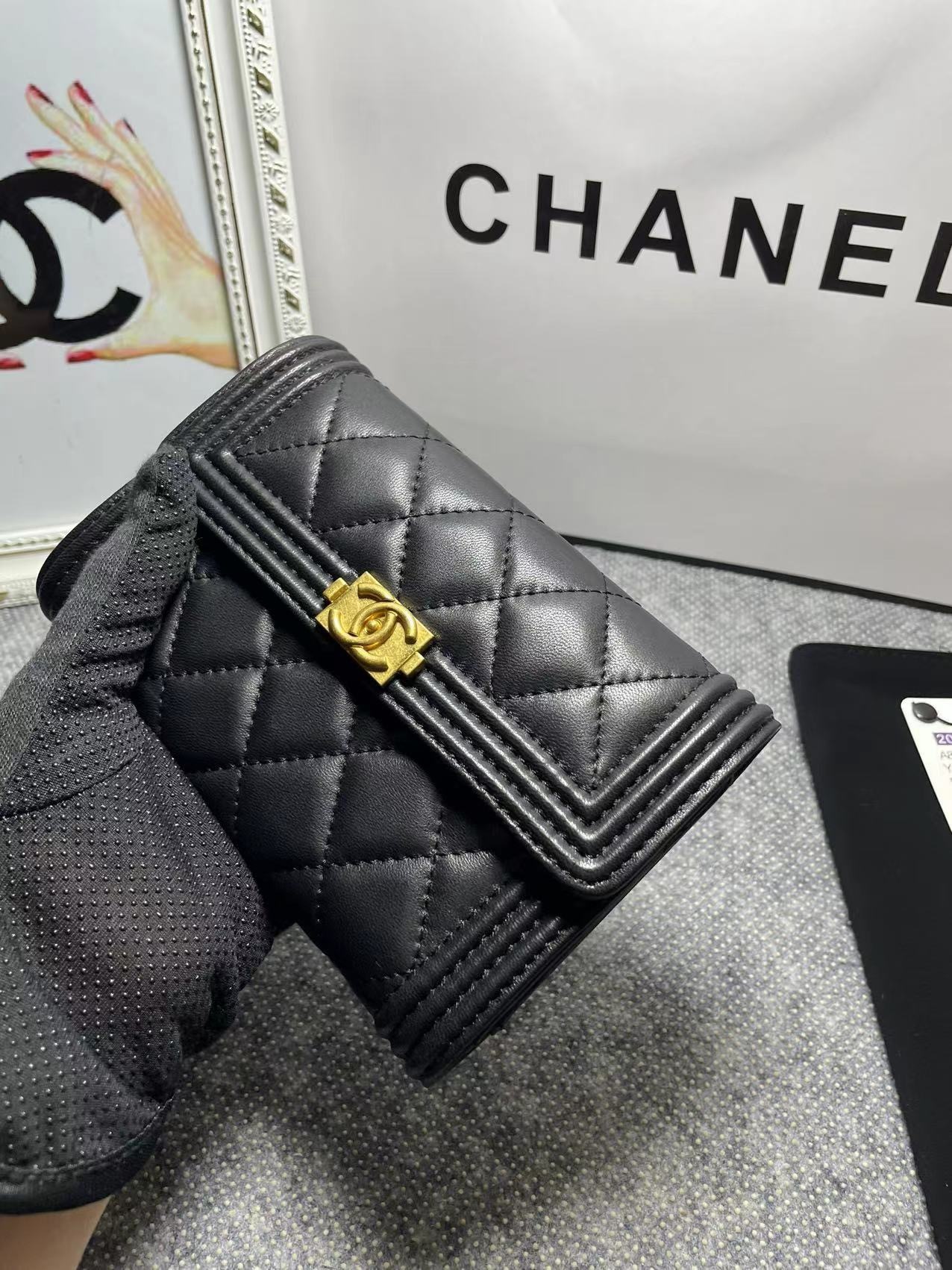 .   CHANEL。 leboy中号三折钱包💦款号A84302
小羊皮配复古五金,菱格纹路.原单品质!