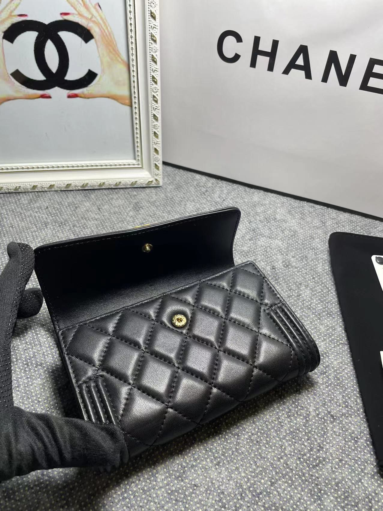 .   CHANEL。 leboy中号三折钱包💦款号A84302
小羊皮配复古五金,菱格纹路.原单品质!