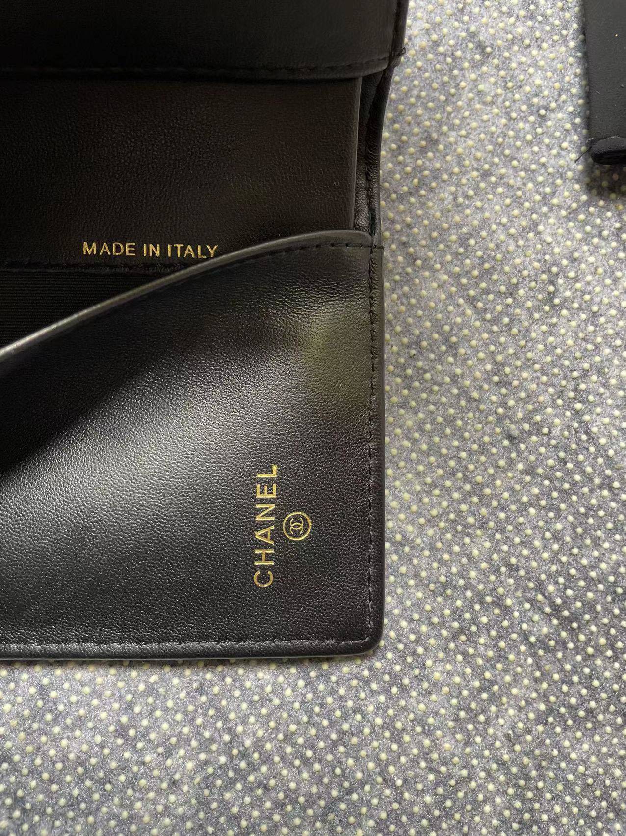 .   CHANEL。 leboy中号三折钱包💦款号A84302
小羊皮配复古五金,菱格纹路.原单品质!