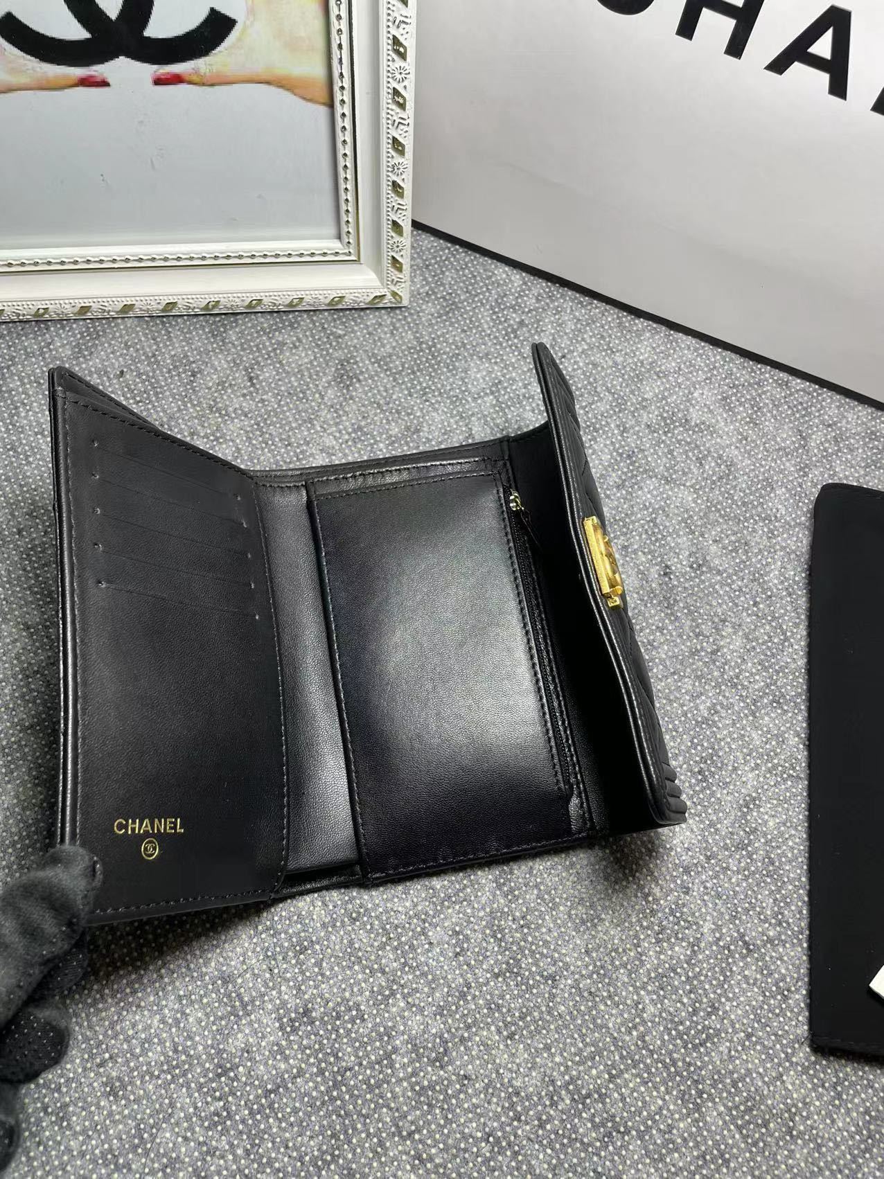 .   CHANEL。 leboy中号三折钱包💦款号A84302
小羊皮配复古五金,菱格纹路.原单品质!