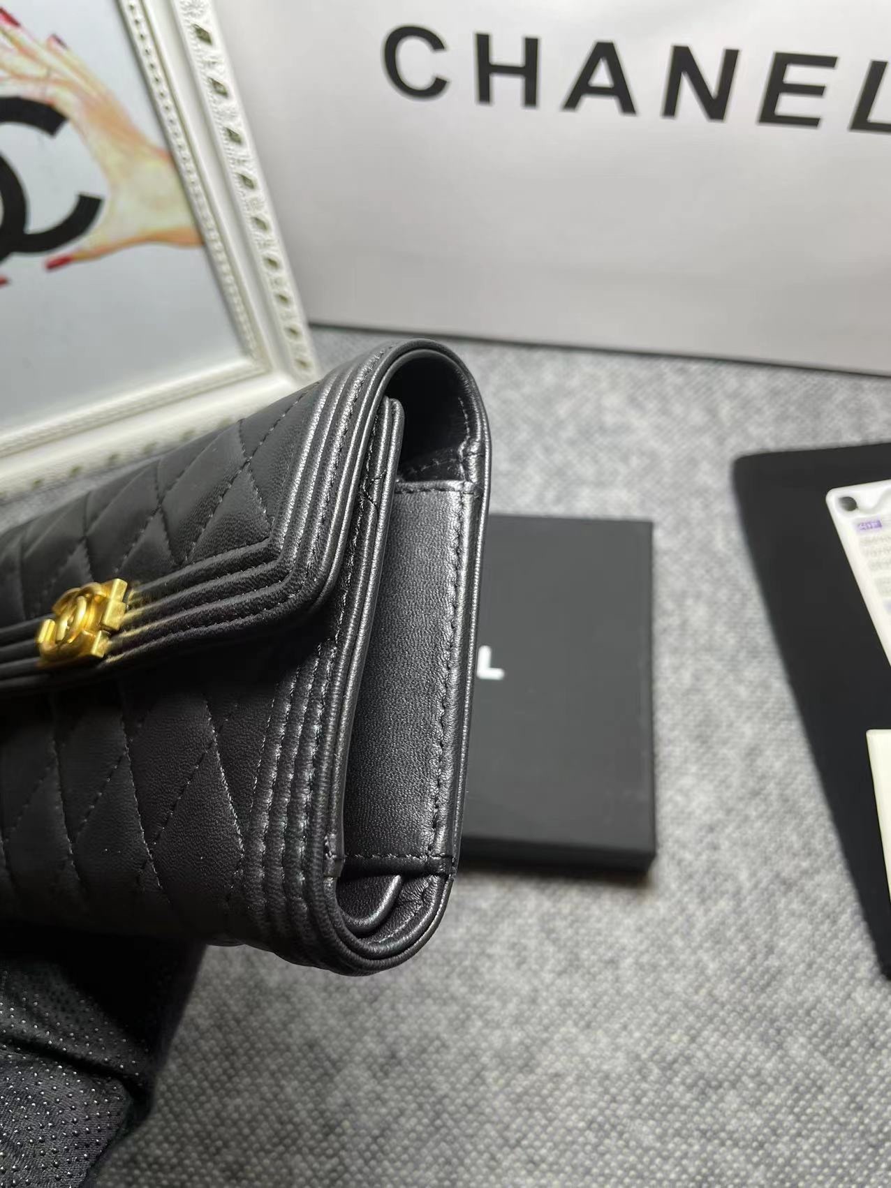 .   CHANEL。 leboy中号三折钱包💦款号A84302
小羊皮配复古五金,菱格纹路.原单品质!