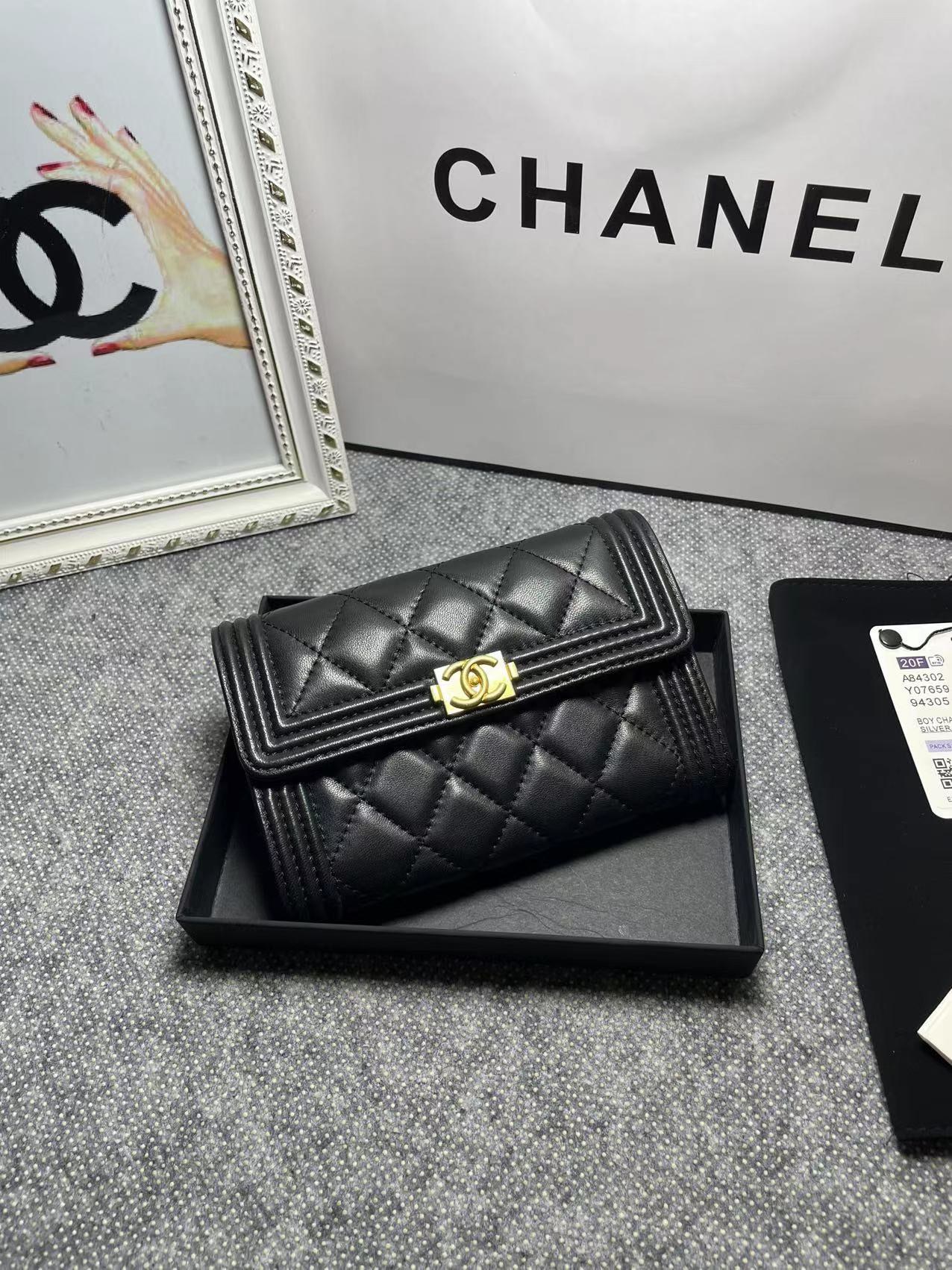 .   CHANEL。 leboy中号三折钱包💦款号A84302
小羊皮配复古五金,菱格纹路.原单品质!