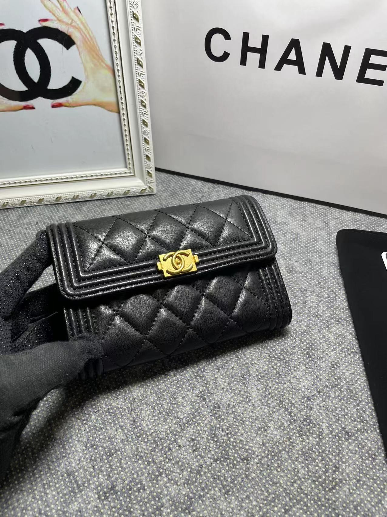 .   CHANEL。 leboy中号三折钱包💦款号A84302
小羊皮配复古五金,菱格纹路.原单品质!