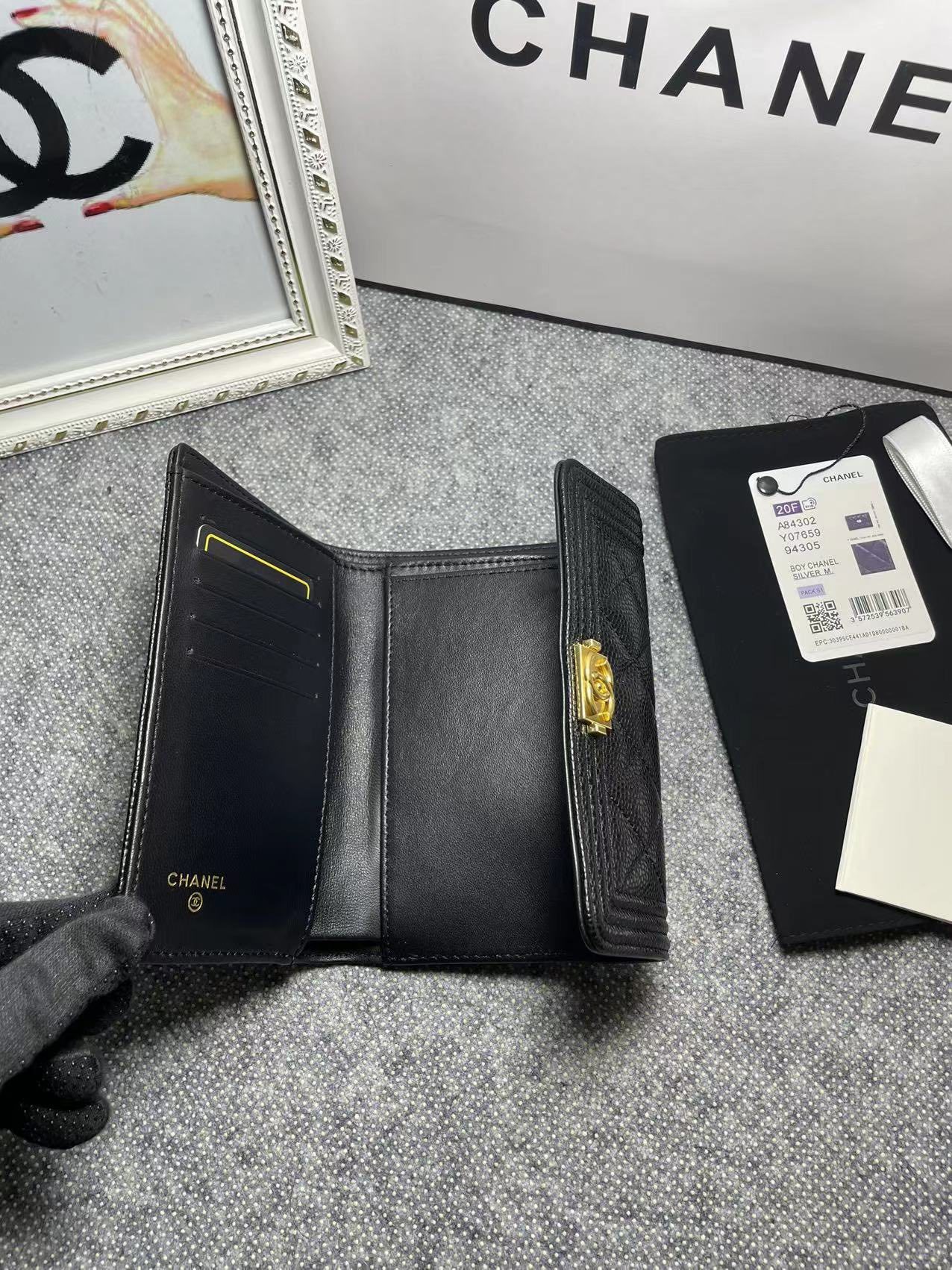 CHANEL。 leboy中号三折钱包💦款号A84302球纹头层牛皮配鎏金扣、菱格纹路.原单品质!