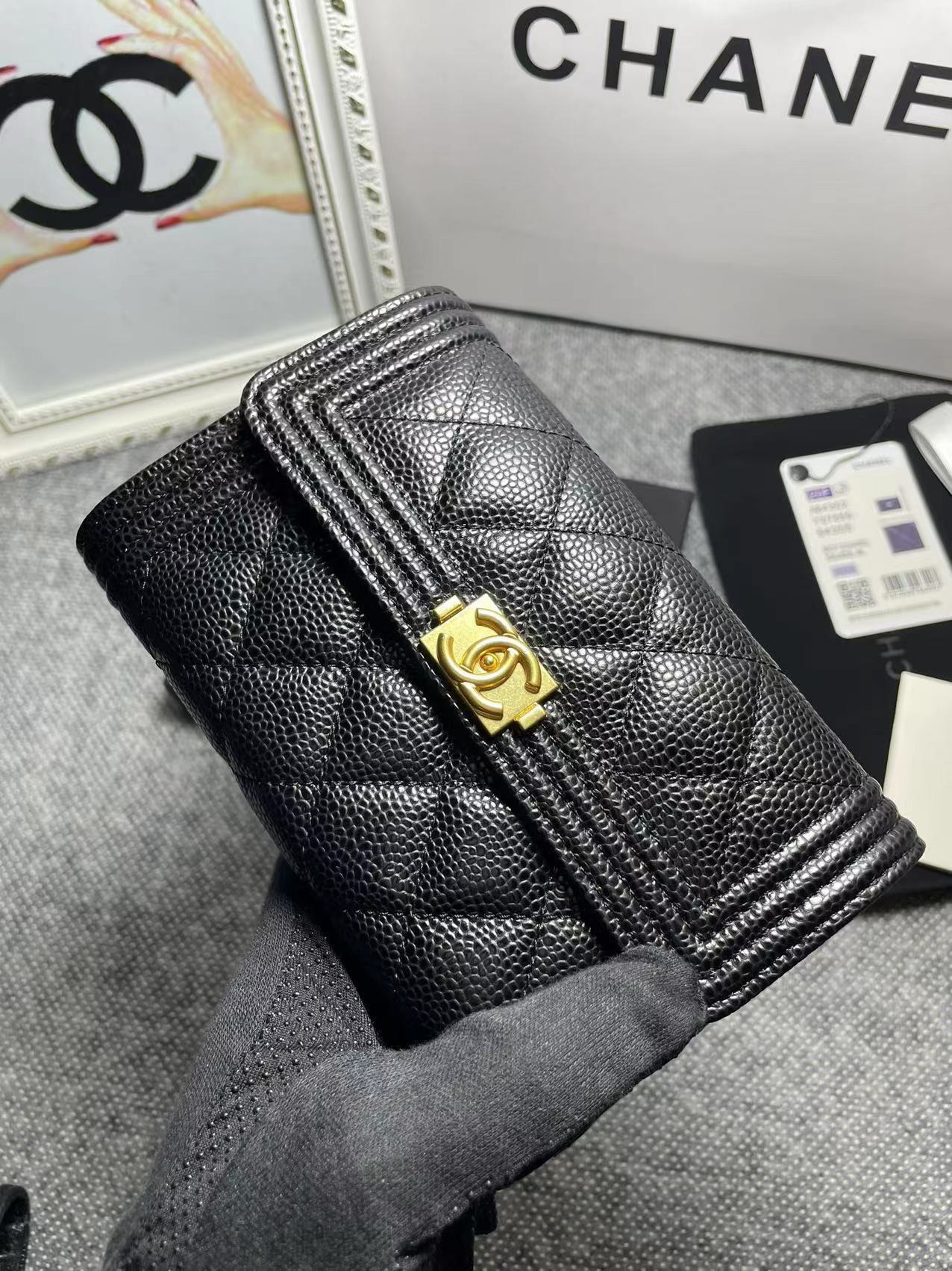 CHANEL。 leboy中号三折钱包💦款号A84302球纹头层牛皮配鎏金扣、菱格纹路.原单品质!