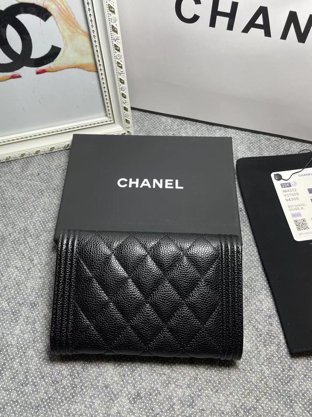 CHANEL。 leboy中号三折钱包💦款号A84302球纹头层牛皮配鎏金扣、菱格纹路.原单品质!