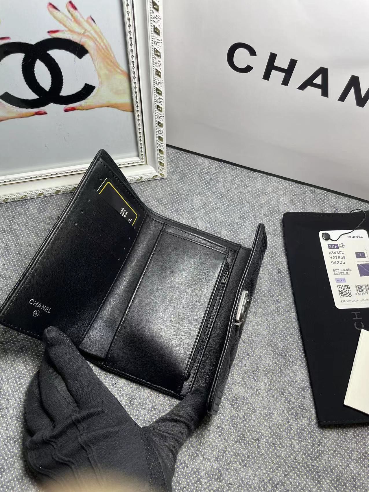 CHANEL。 leboy中号三折钱包💦款号A84302球纹头层牛皮配复古五金、菱格纹路.原单品质