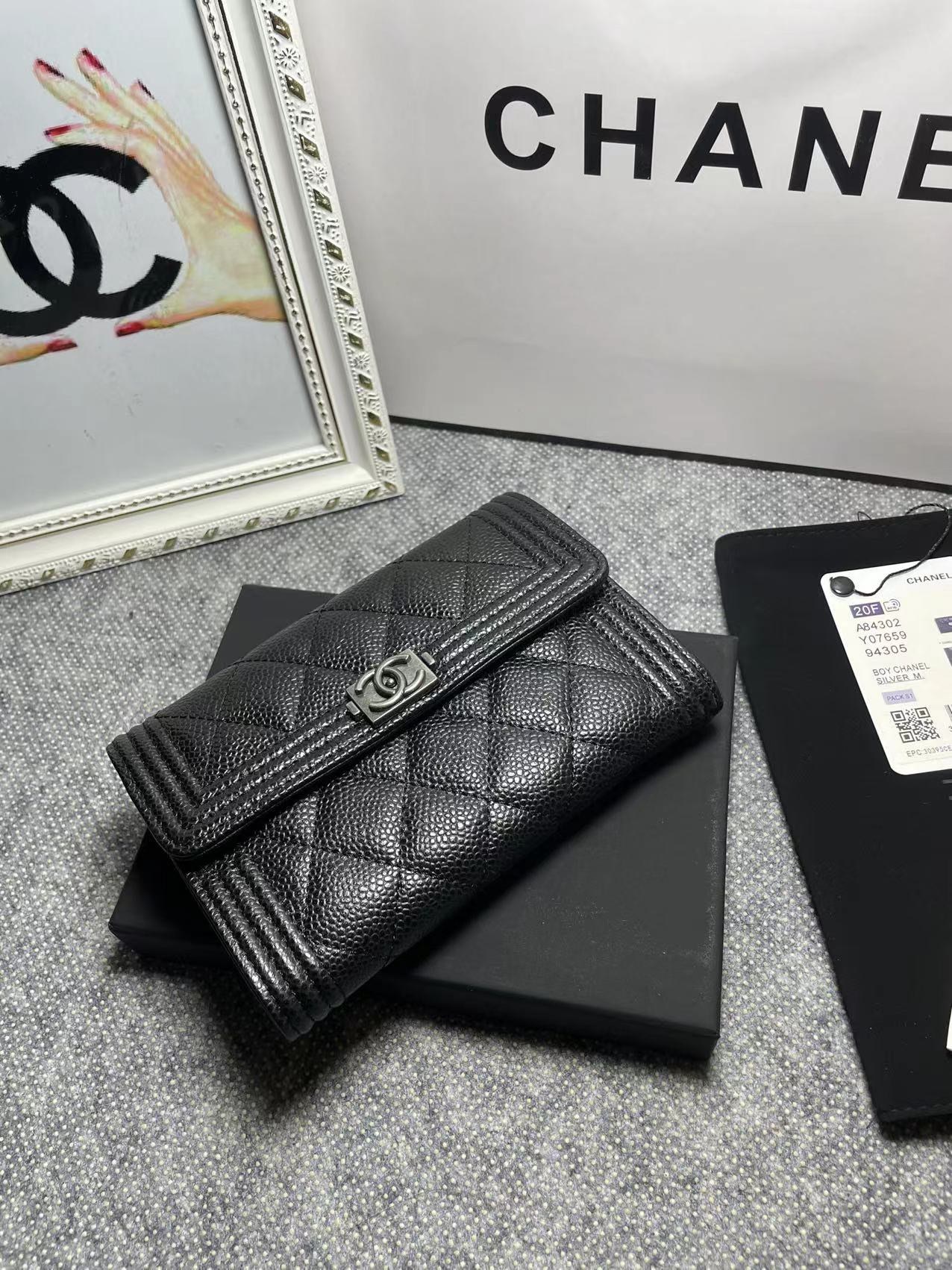 CHANEL。 leboy中号三折钱包💦款号A84302球纹头层牛皮配复古五金、菱格纹路.原单品质