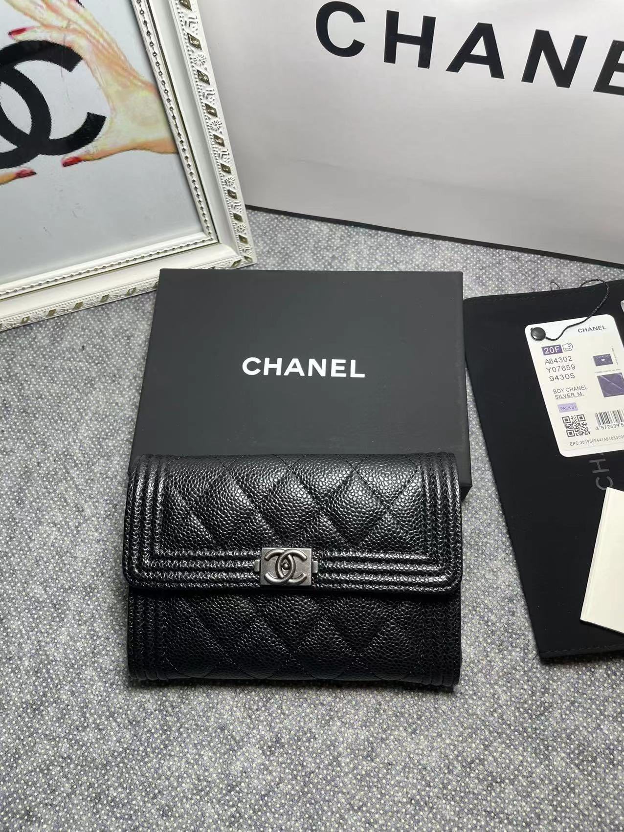 CHANEL。 leboy中号三折钱包💦款号A84302球纹头层牛皮配复古五金、菱格纹路.原单品质